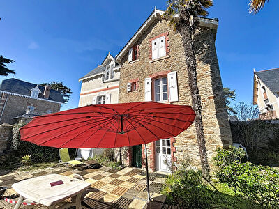 Idéalement située, à deux pas des plages