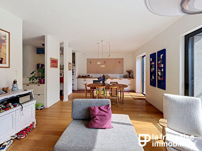 EMPLACEMENT PRIVILEGIE  POUR CETTE MAISON TYPE 6 EN PIERRES