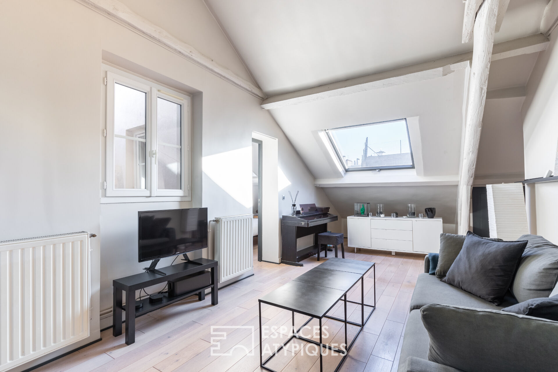 Photo Dernier étage traversant sous les toits - Village d'Auteuil image 2/6