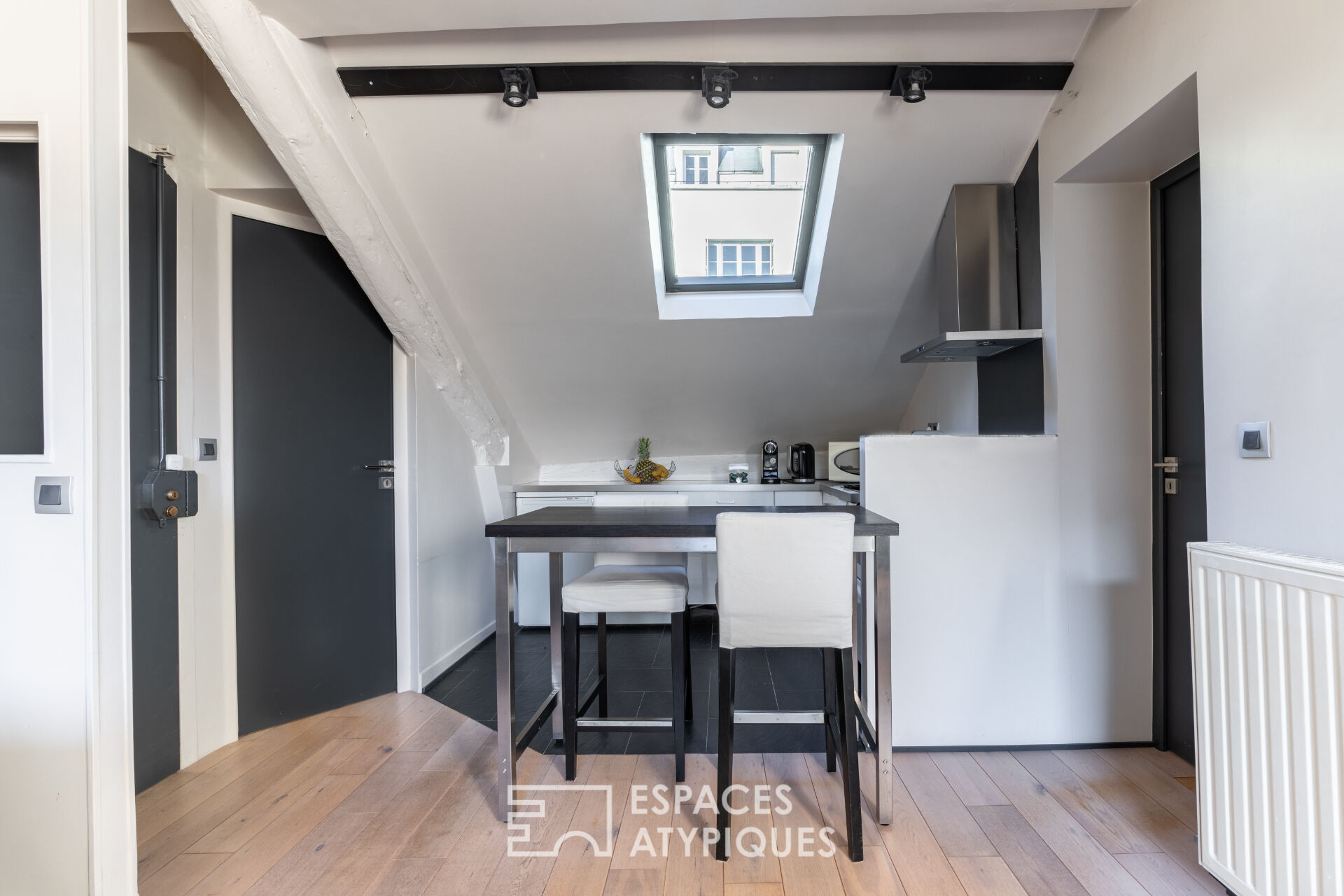 Photo Dernier étage traversant sous les toits - Village d'Auteuil image 6/6