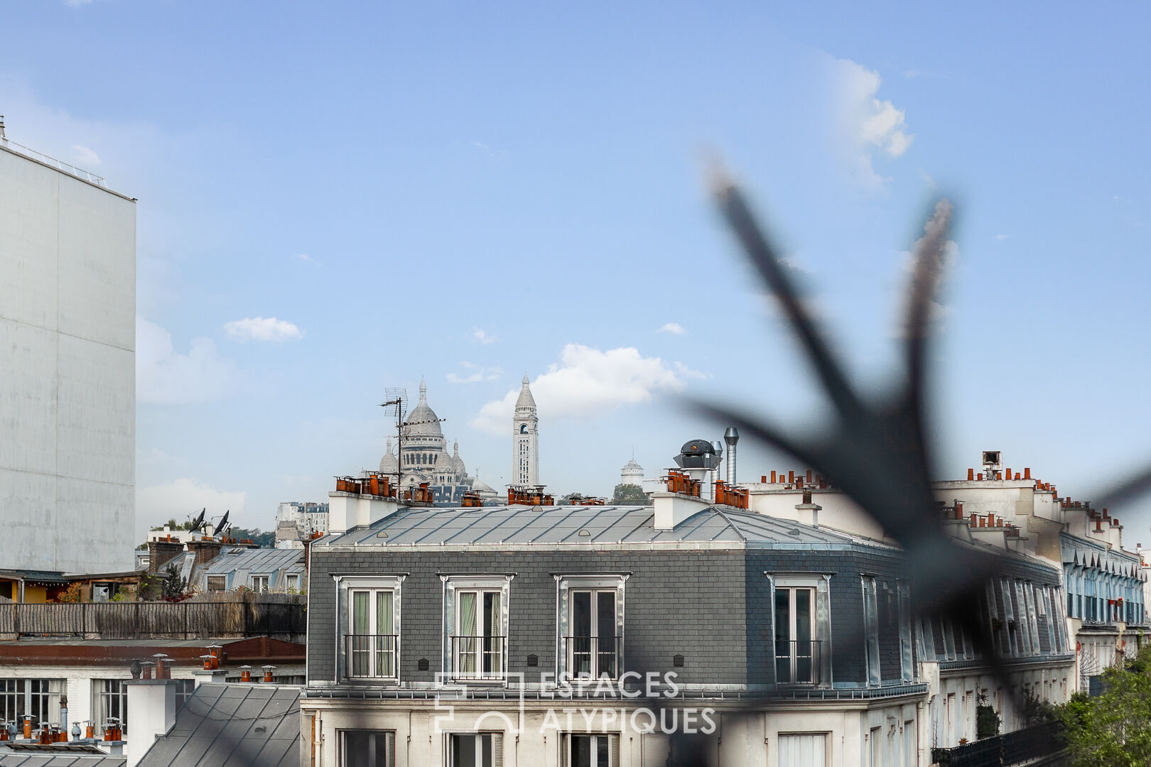 Photo Duplex traversant avec balcon en dernier étage d'un immeuble Haussmannien image 1/6