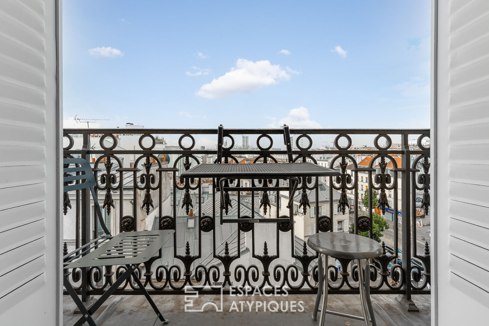 Photo Duplex traversant avec balcon en dernier étage d'un immeuble Haussmannien image 3/6