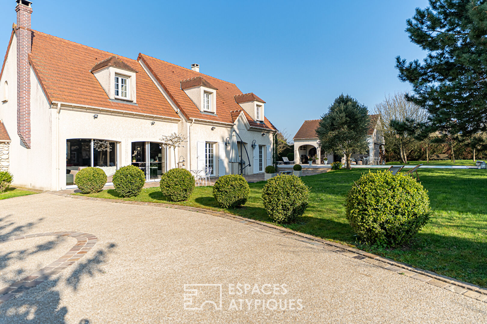 Photo Superbe Villa entourée de verdure image 3/6