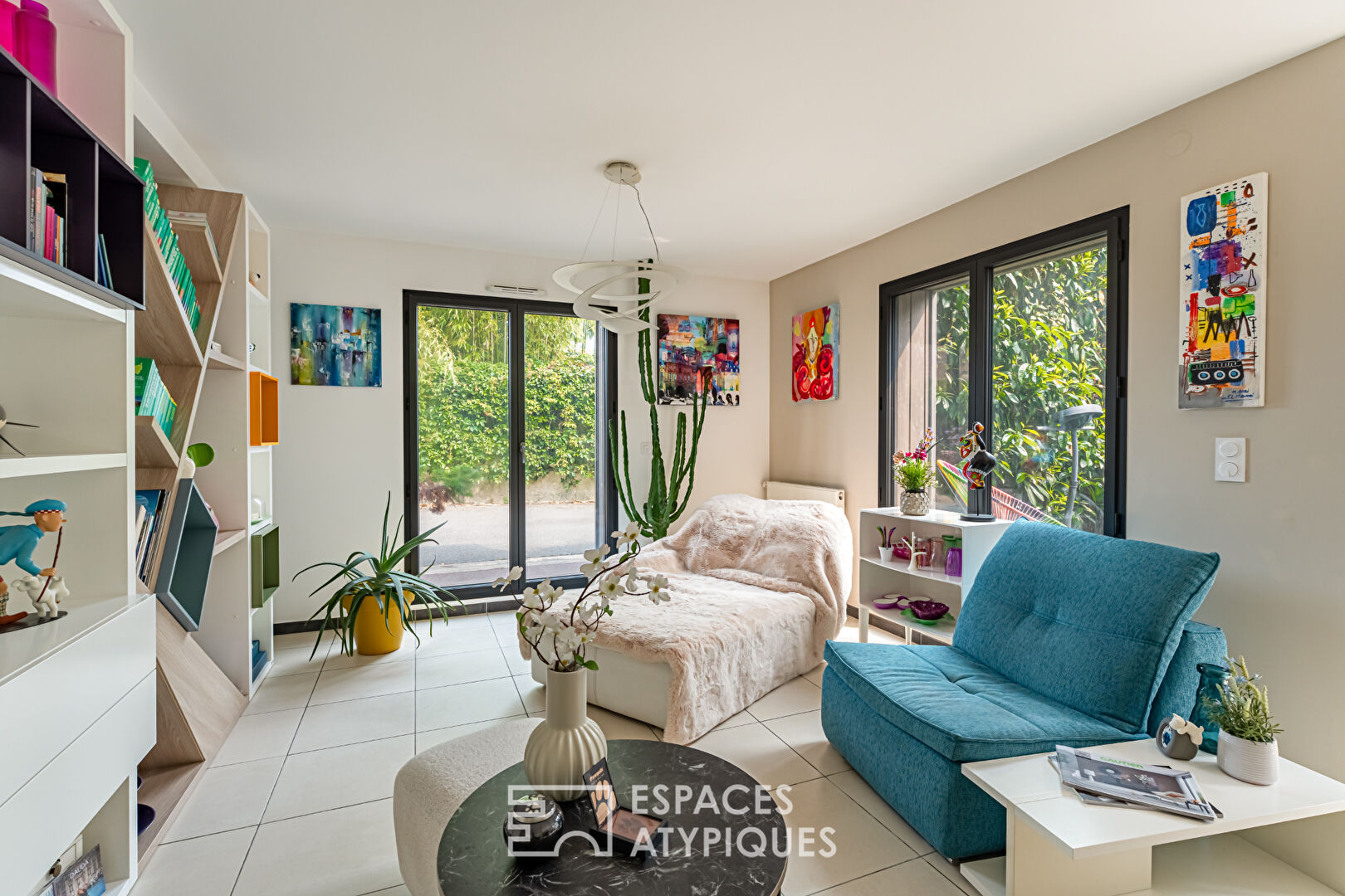 Photo Maison contemporaine baignée de lumière  dans résidence sécurisée à Noisy-le-Roi, proche du golf image 2/6