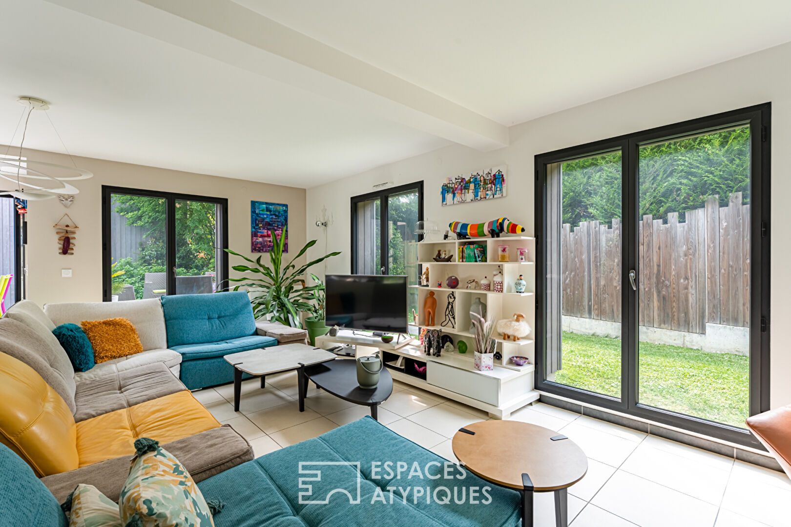 Photo Maison contemporaine baignée de lumière  dans résidence sécurisée à Noisy-le-Roi, proche du golf image 4/6
