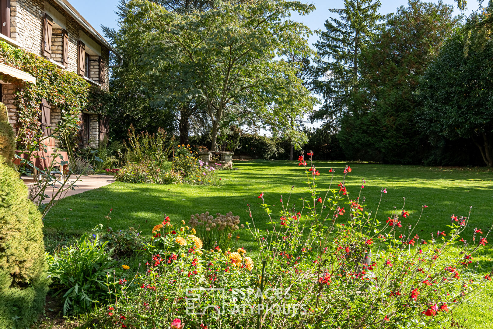 Demeure familiale aux volumes généreux, multiples possibilités dans un cadre préservé à Beynes