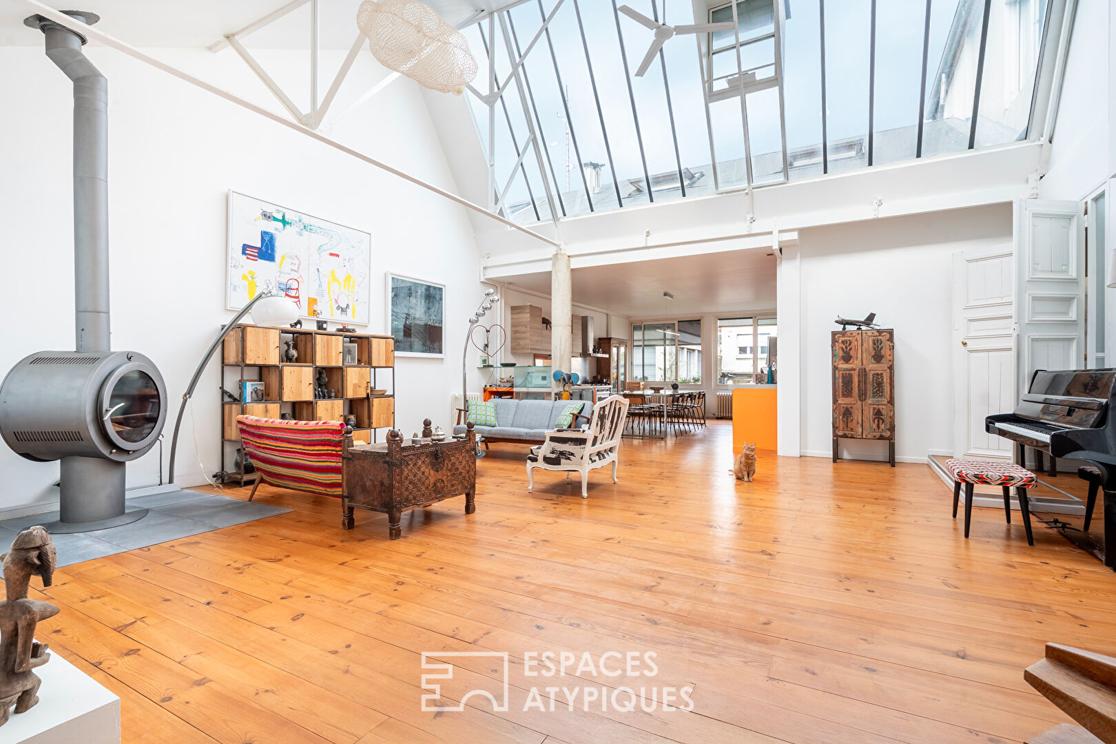 Loft traversant avec verrières zénithales