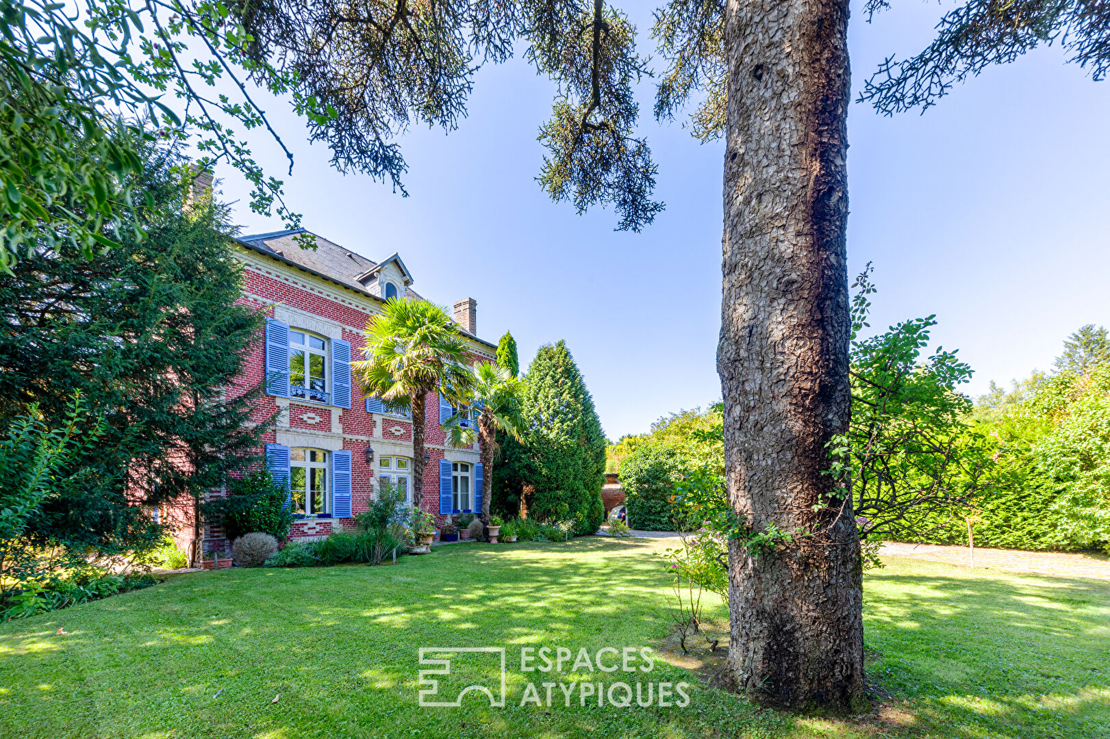 Maison de maître XIXe haute en couleurs avec jardin clos et dépendance à Chavenay