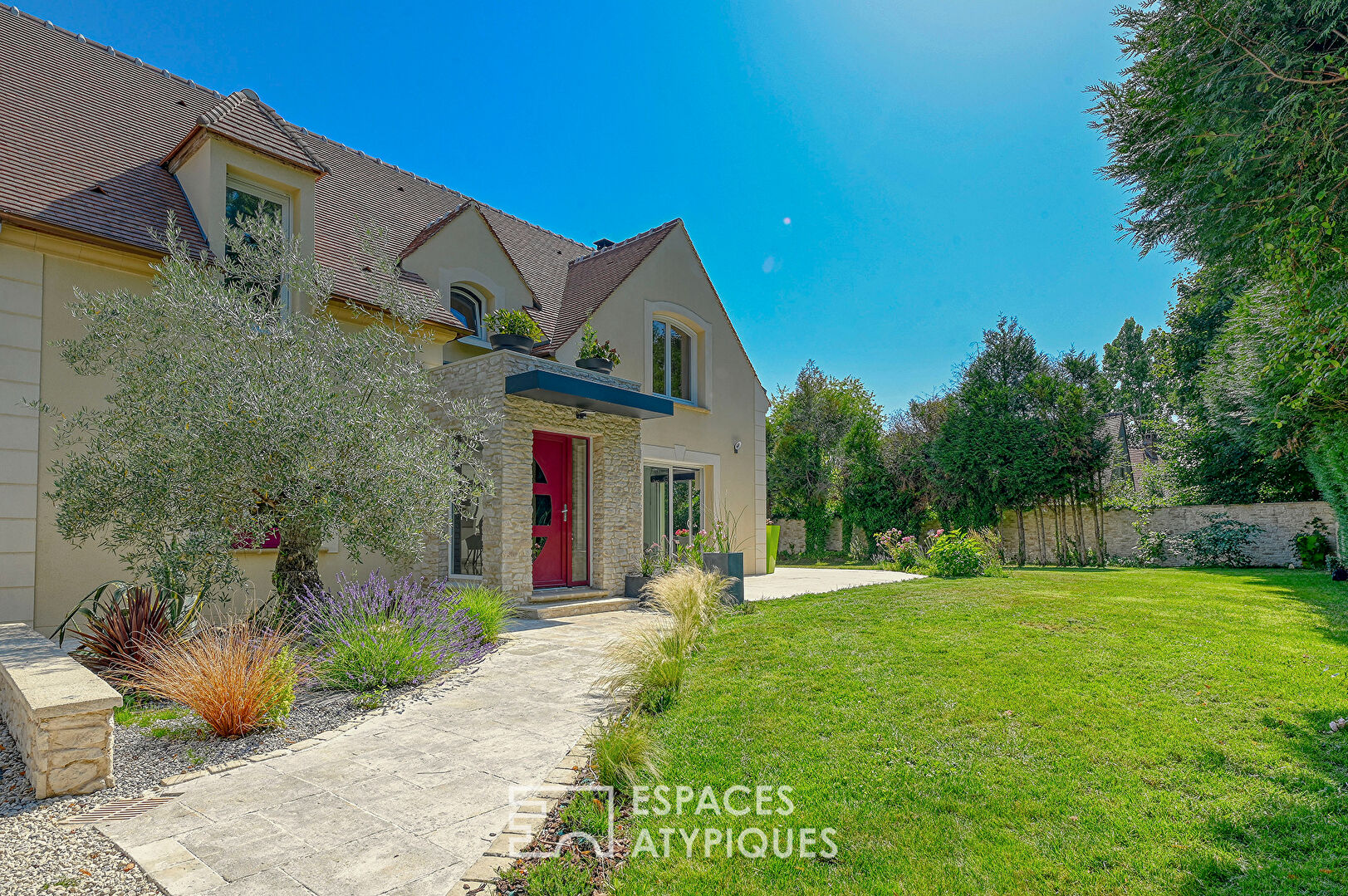 Photo Maison familiale contemporaine à pieds du centre de Montfort l'Amaury image 2/6