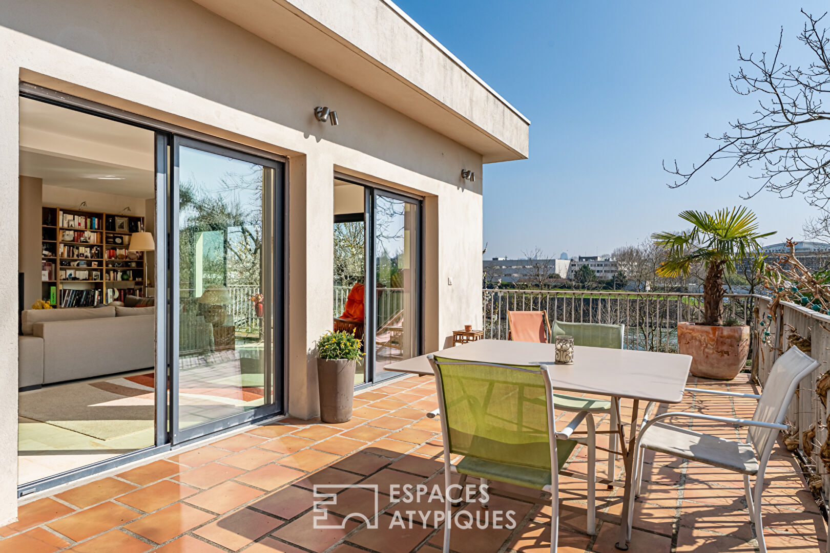 Photo Maison d'architecte des années 70 avec une vue magnifique sur les bords de Seine image 3/6