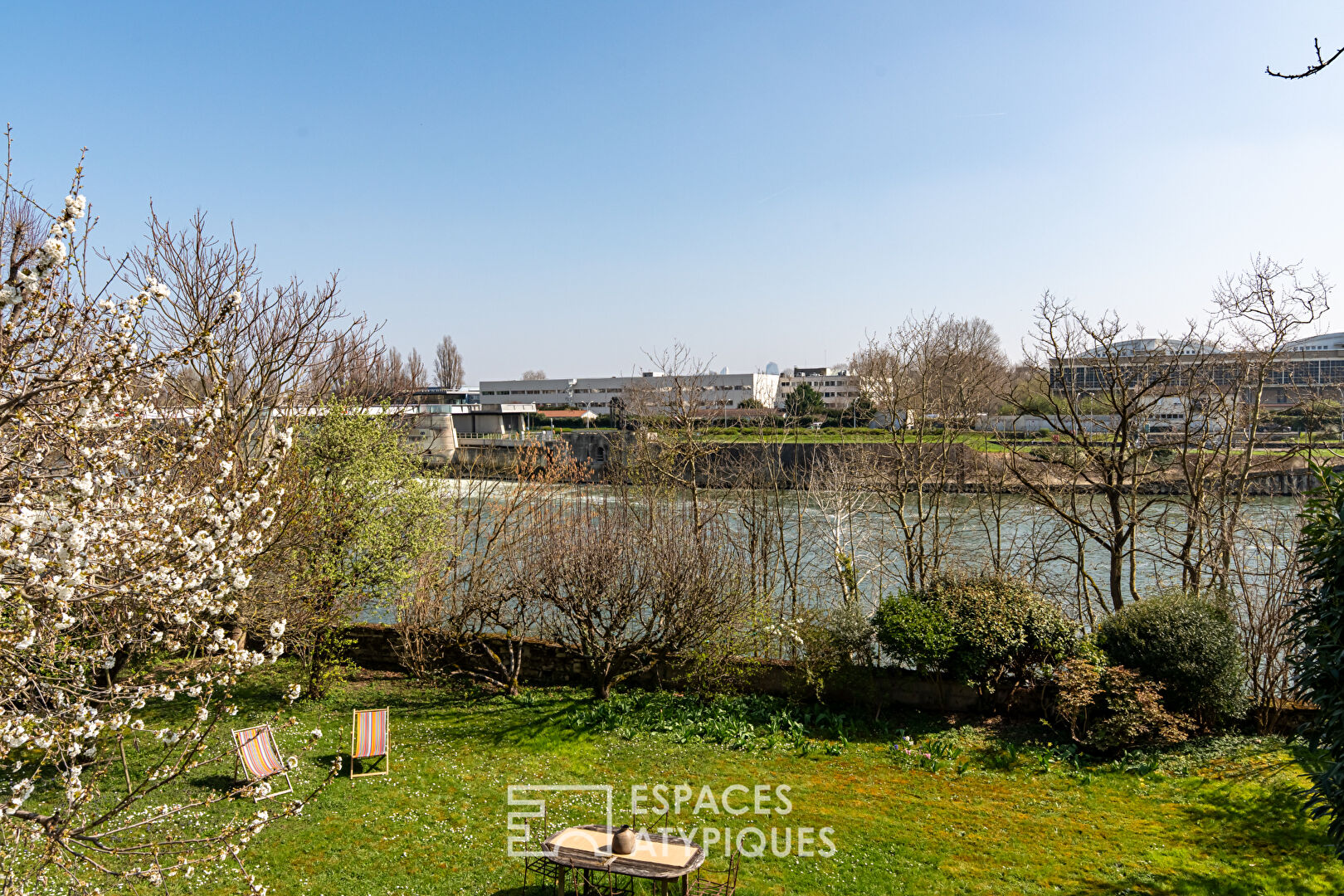 Photo Maison d'architecte des années 70 avec une vue magnifique sur les bords de Seine image 4/6