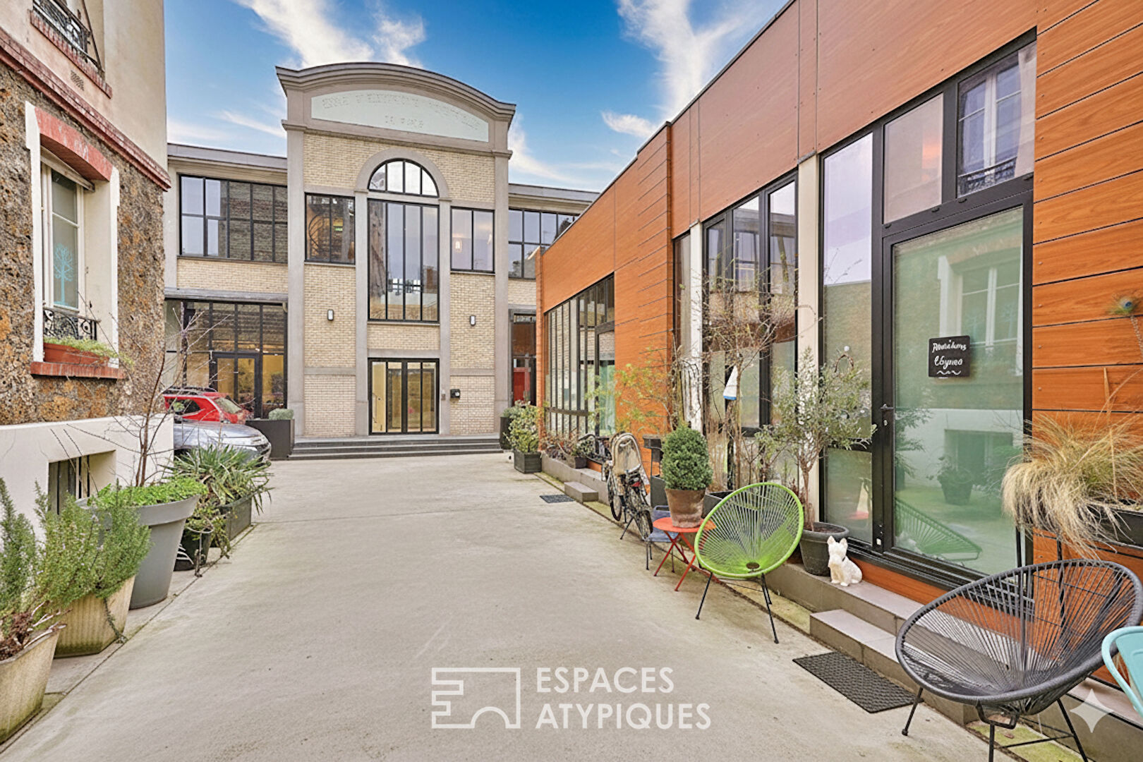 Ancienne salle de yoga esprit loft avec balcon