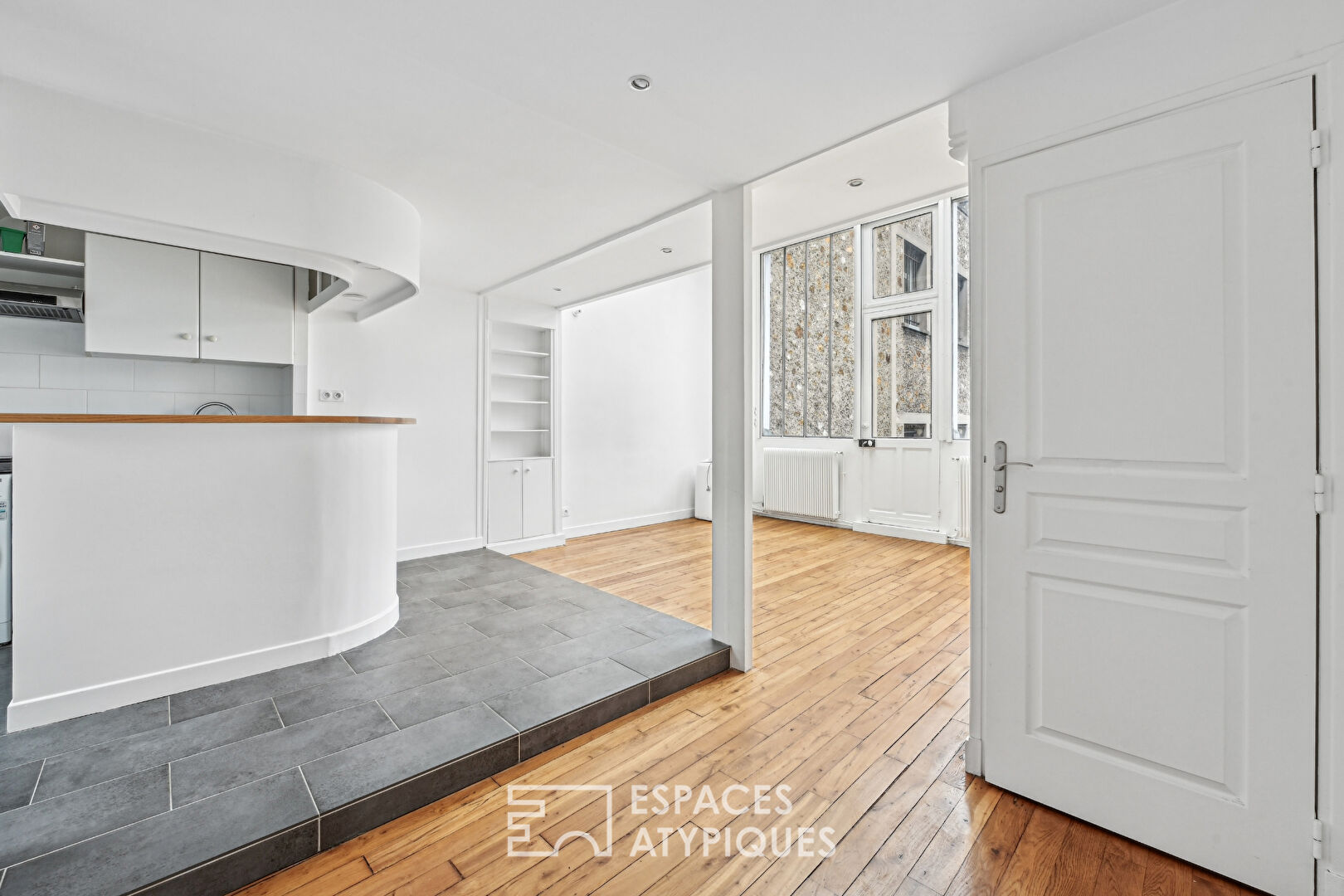 Photo Atelier d'artiste traversant en dernier étage avec balcon - Jasmin Auteuil image 2/6