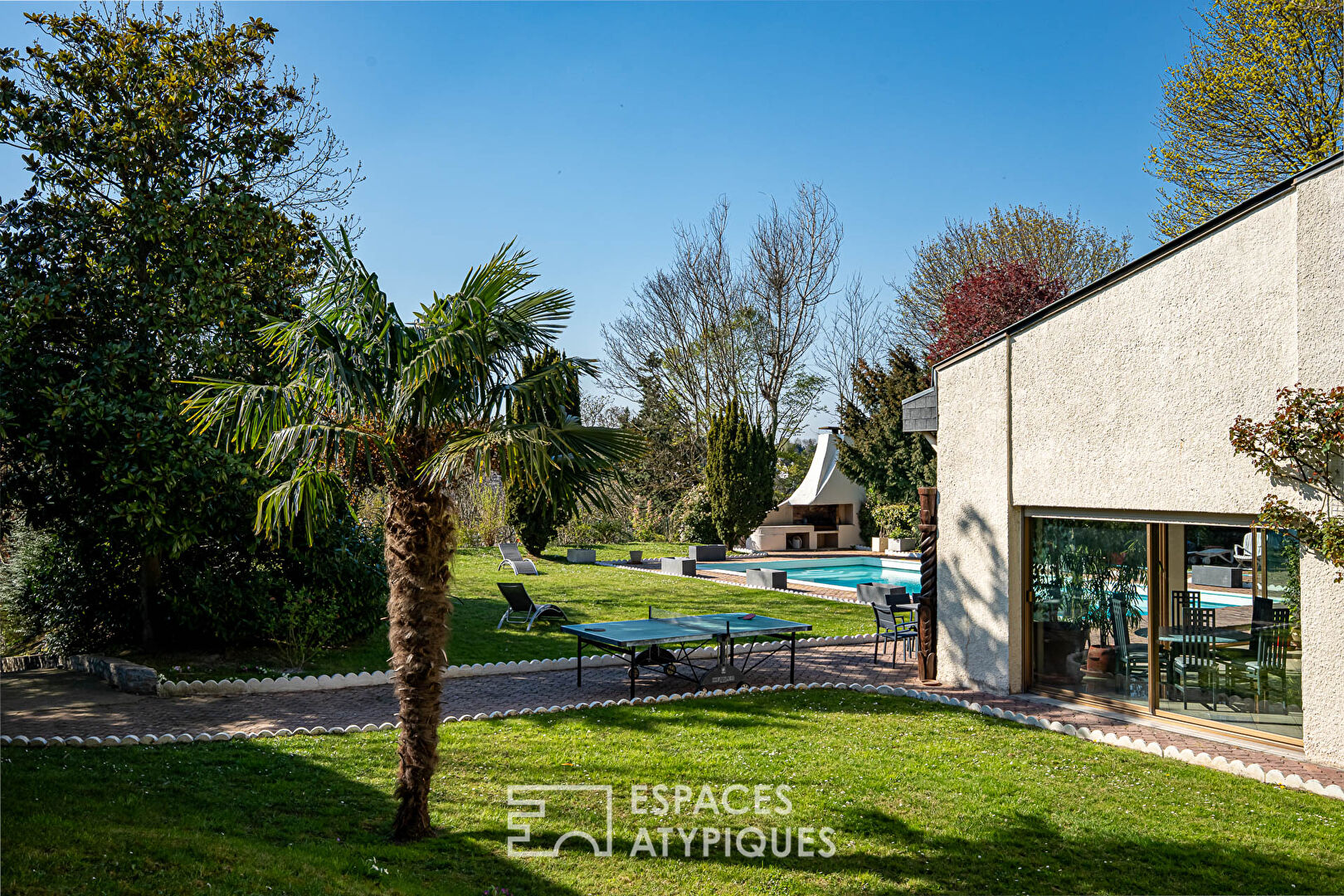 Maison d'architecte aux multiples facettes avec vue dégagée, piscine et dépendances