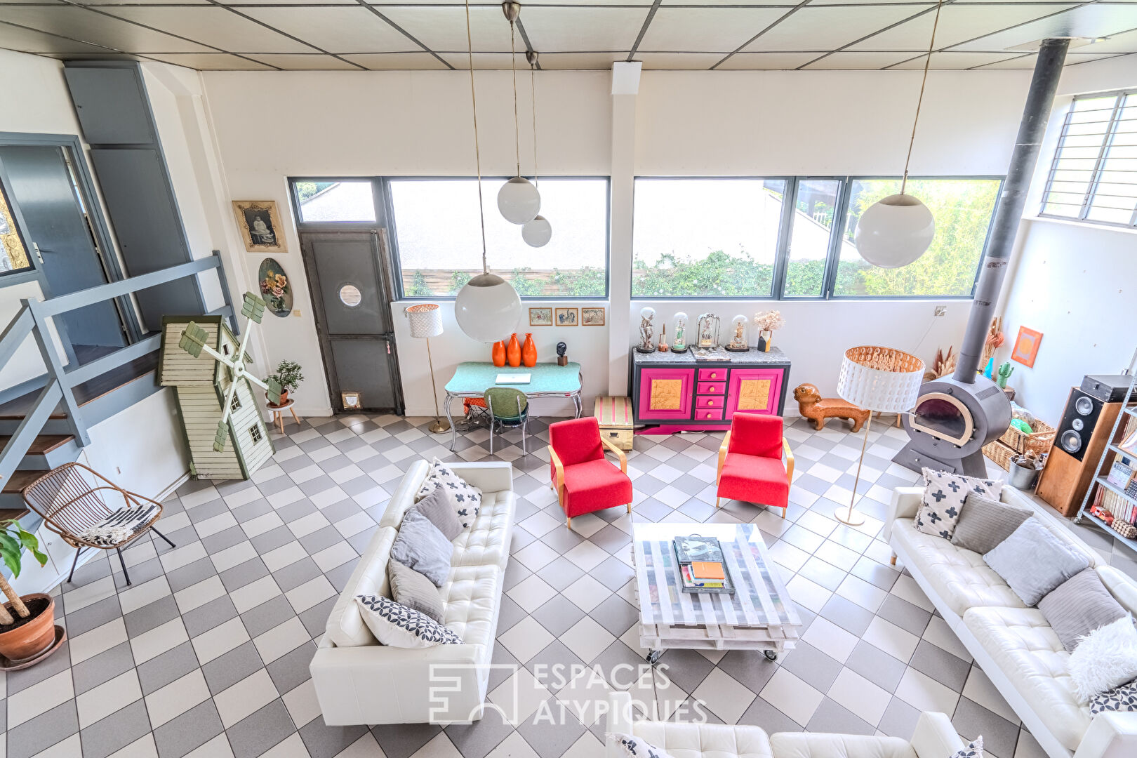 Ancien garage automobile transformé en loft à proximité de la gare de Carrières sur Seine