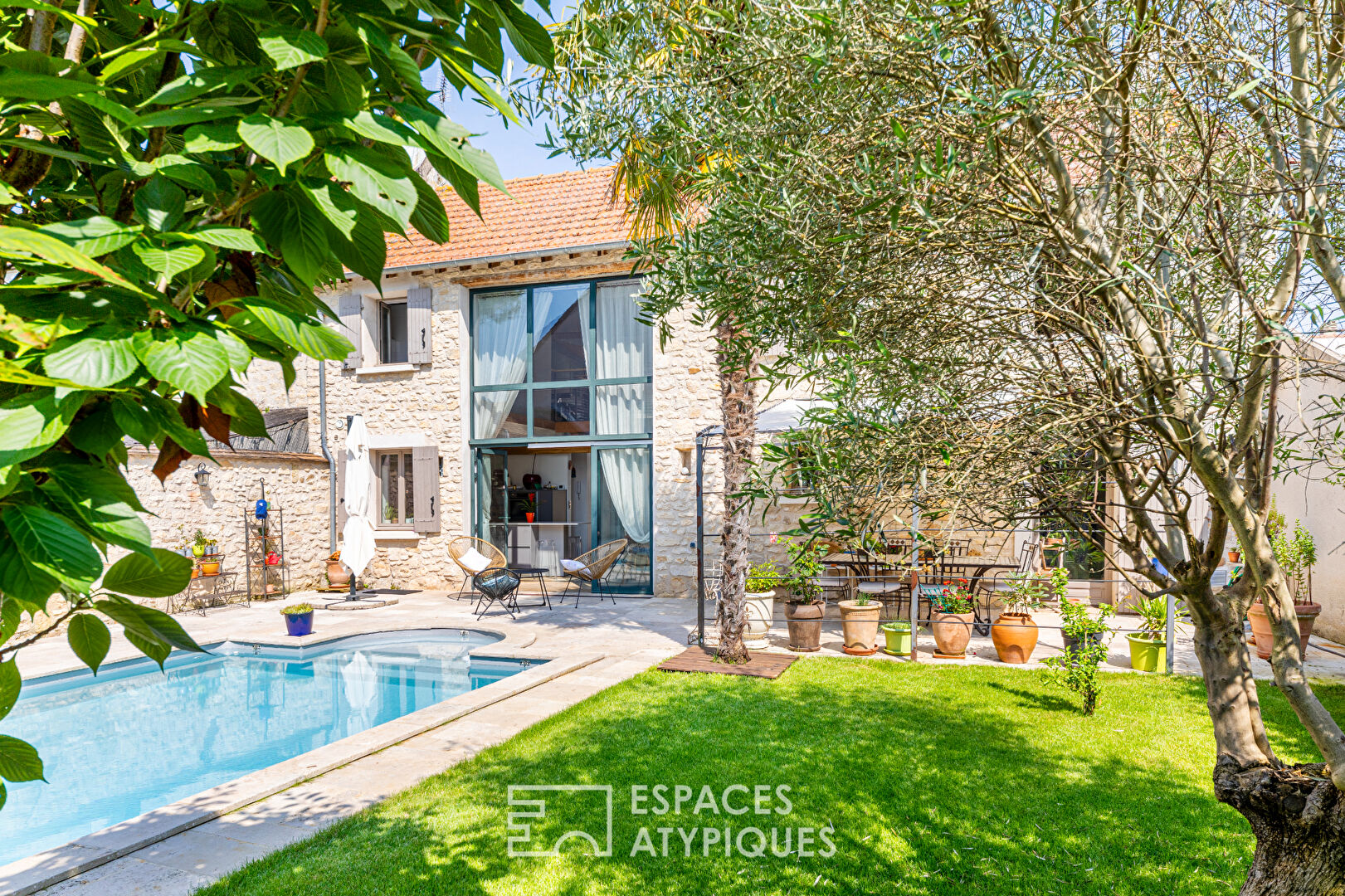 Photo Vieilles pierres, volumes et piscine au coeur de Vernouillet image 1/6