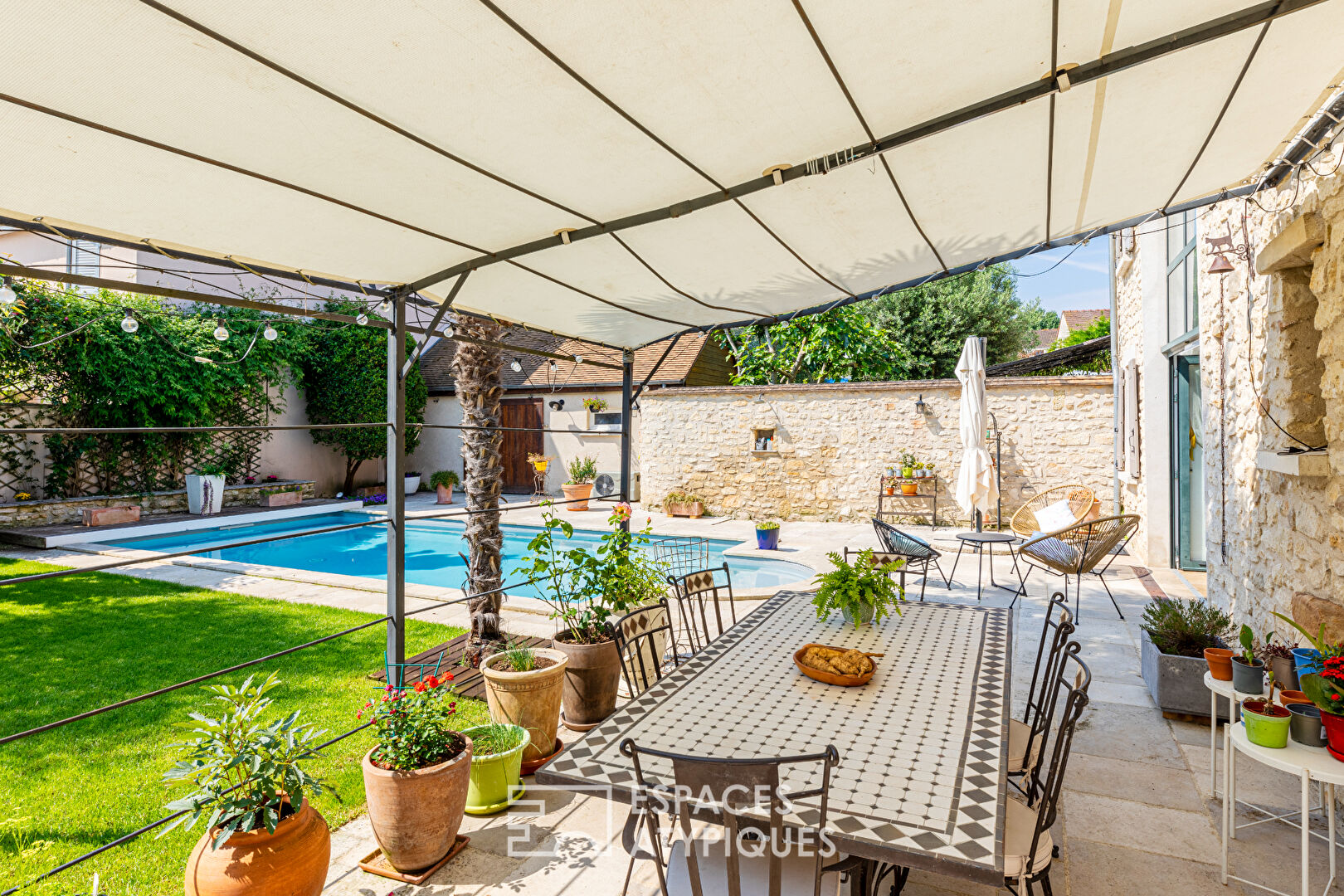 Photo Vieilles pierres, volumes et piscine au coeur de Vernouillet image 6/6