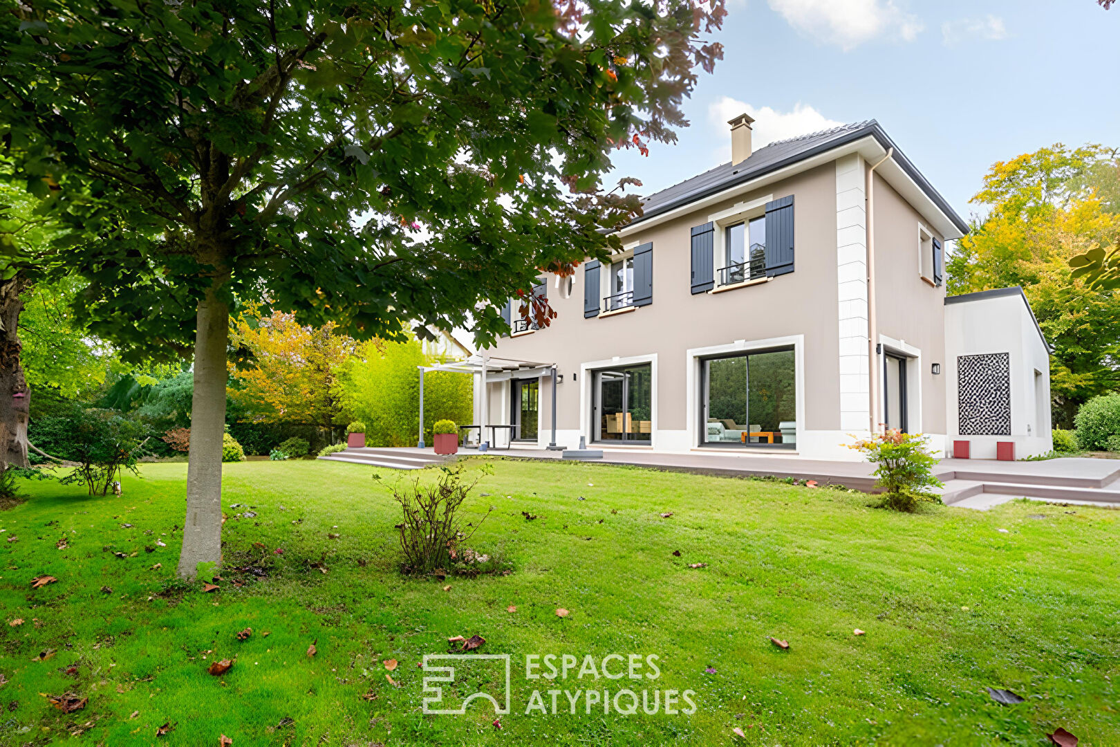 Maison d'architecte avec jardin, en lisière de forêt
