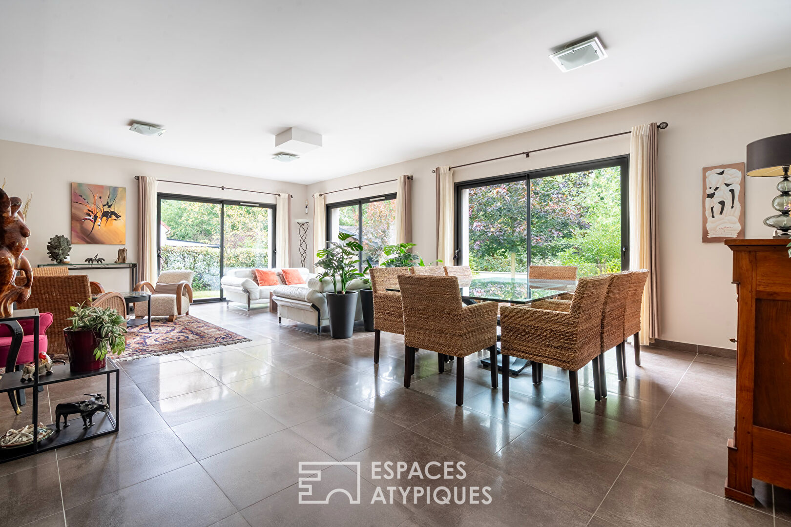 Photo Maison d'architecte avec jardin, en lisière de forêt image 2/6