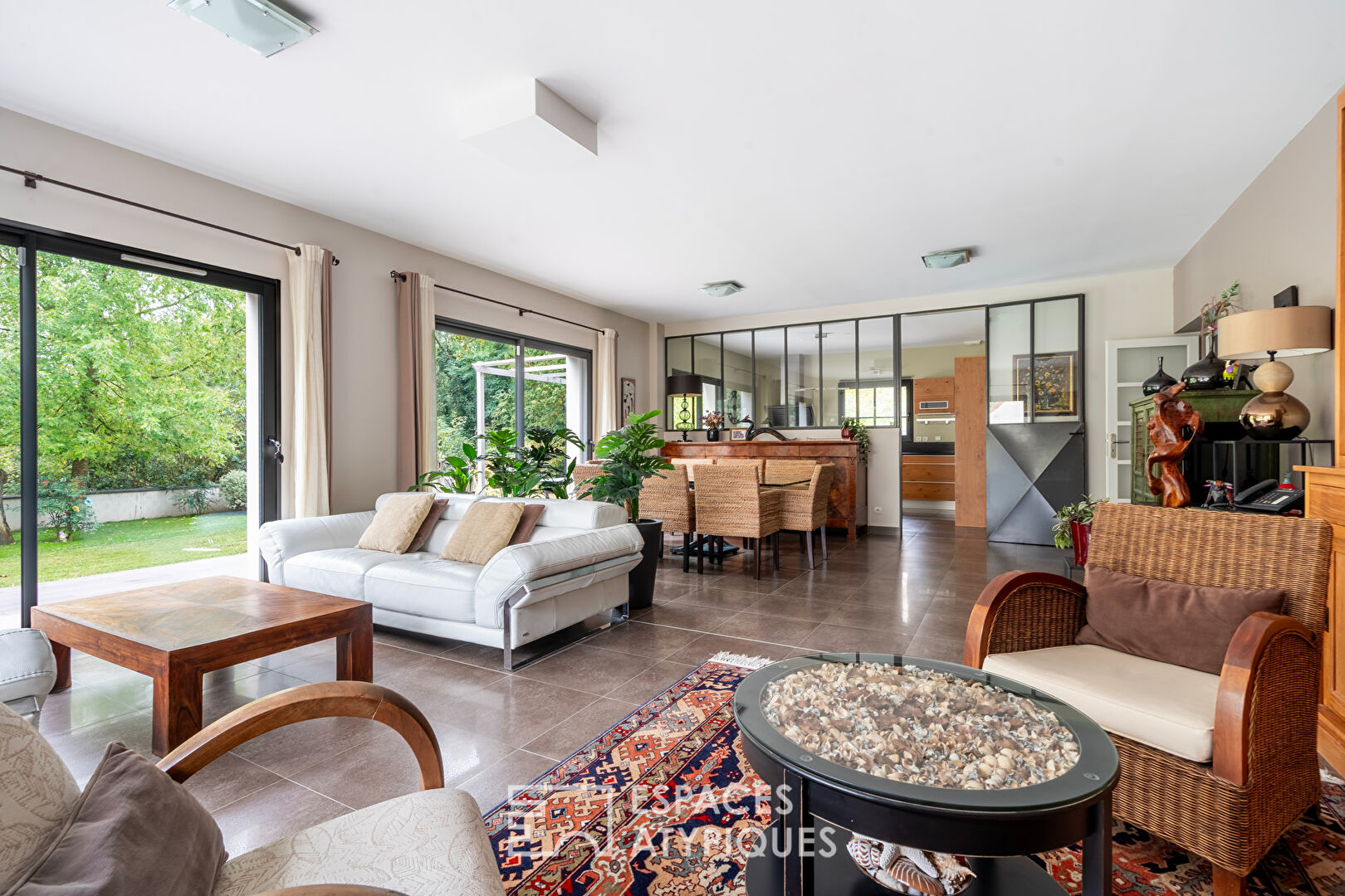 Photo Maison d'architecte avec jardin, en lisière de forêt image 3/6