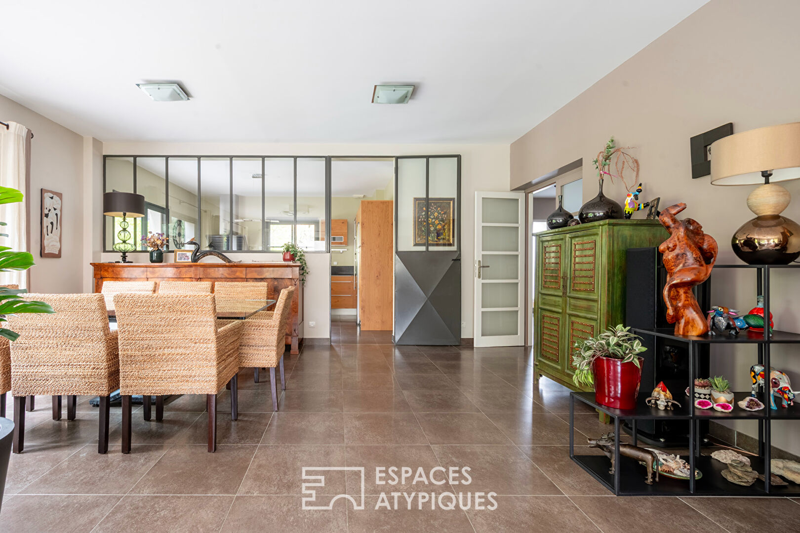 Photo Maison d'architecte avec jardin, en lisière de forêt image 4/6