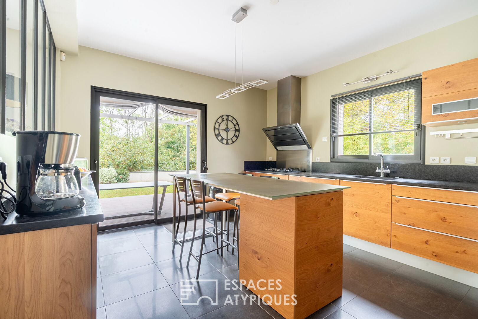 Photo Maison d'architecte avec jardin, en lisière de forêt image 5/6