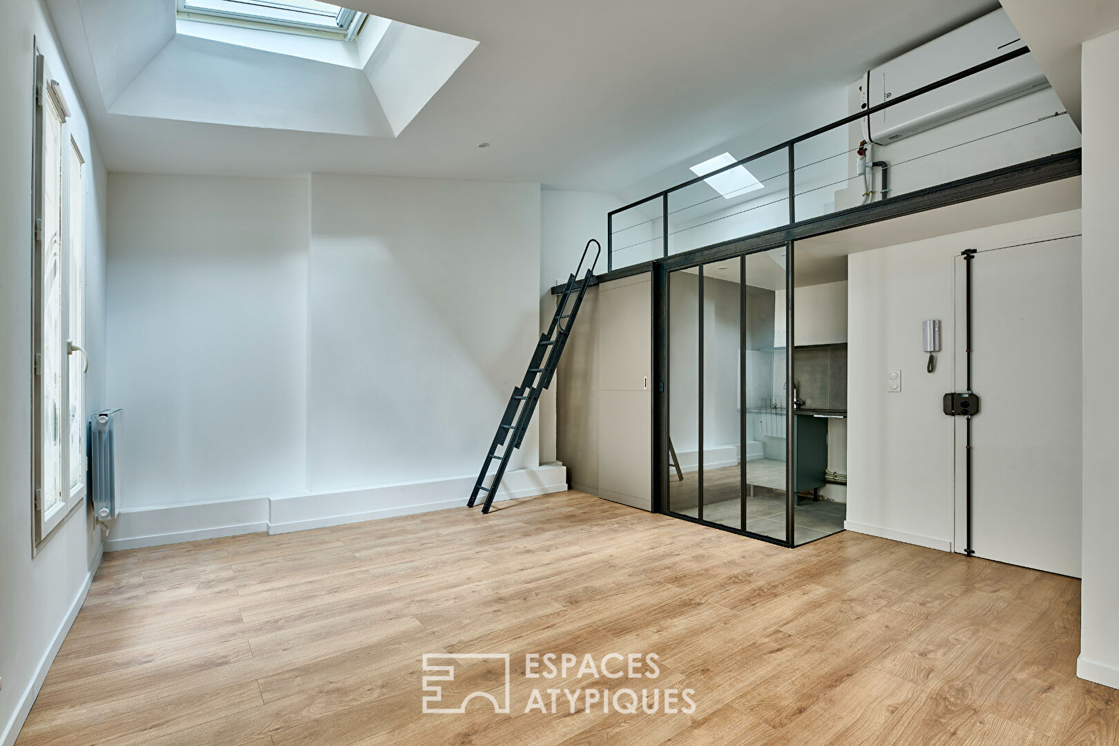 Appartement rénové par architecte en dernier étage aux Batignolles