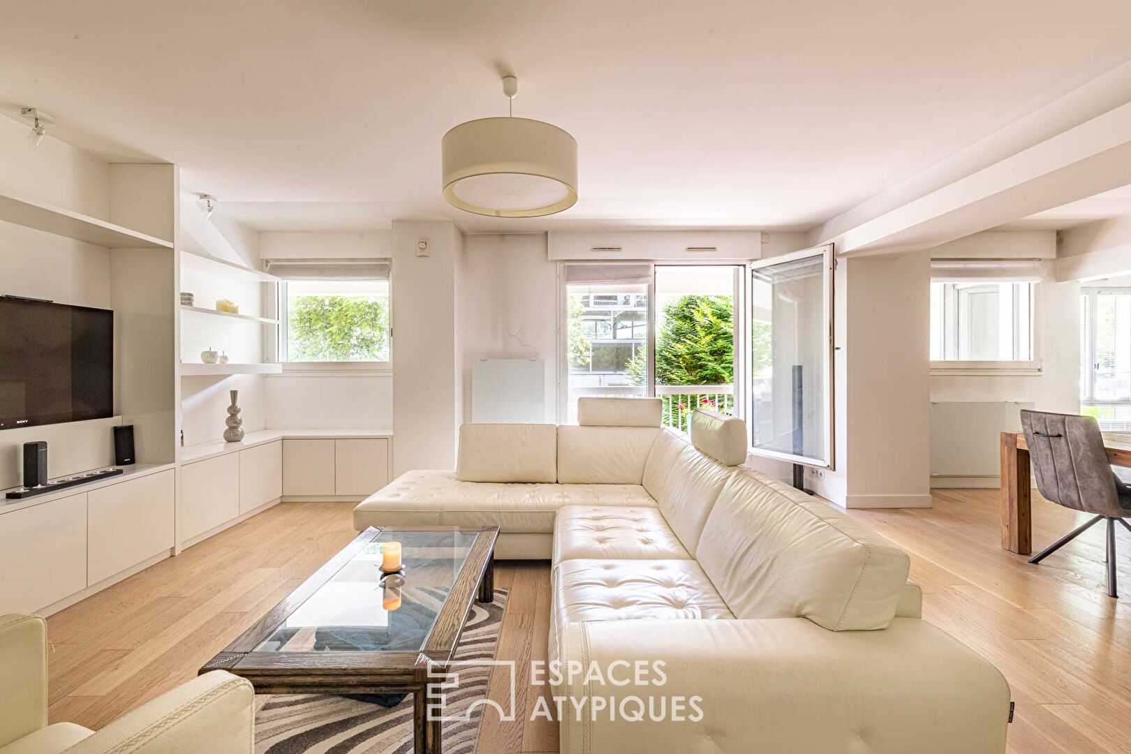 Photo Esprit contemporain rénové et réaménagé avec balcon-terrasse et loggia image 1/6