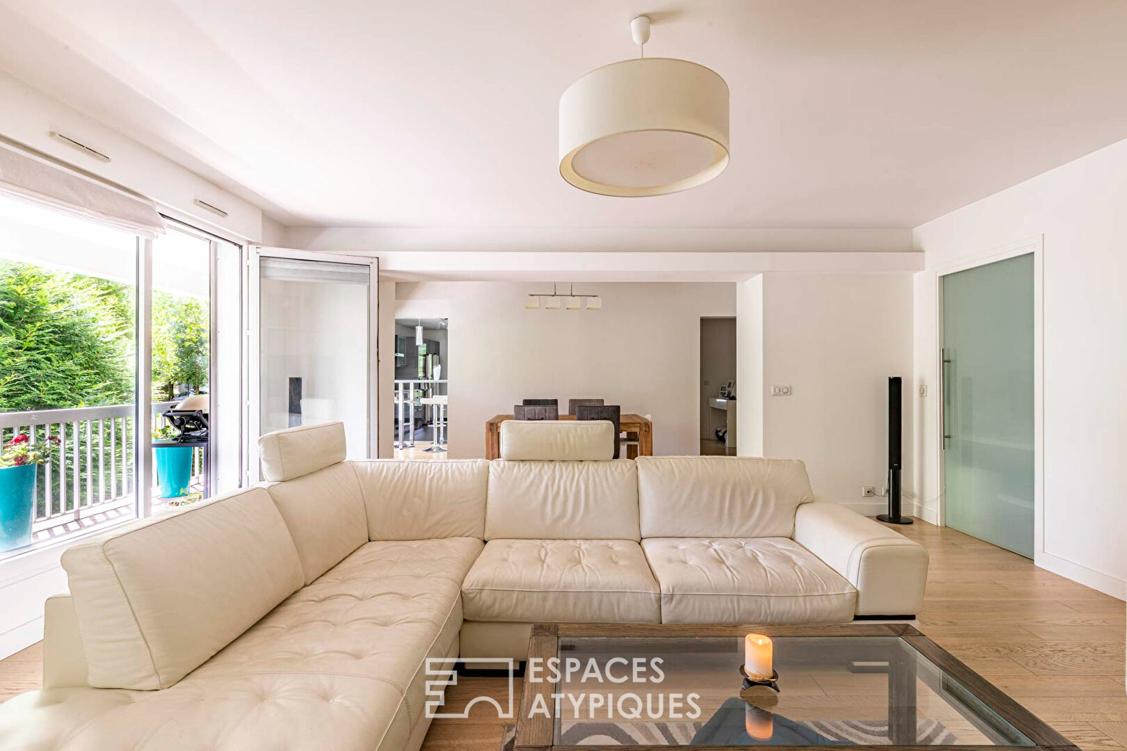 Photo Esprit contemporain rénové et réaménagé avec balcon-terrasse et loggia image 3/6