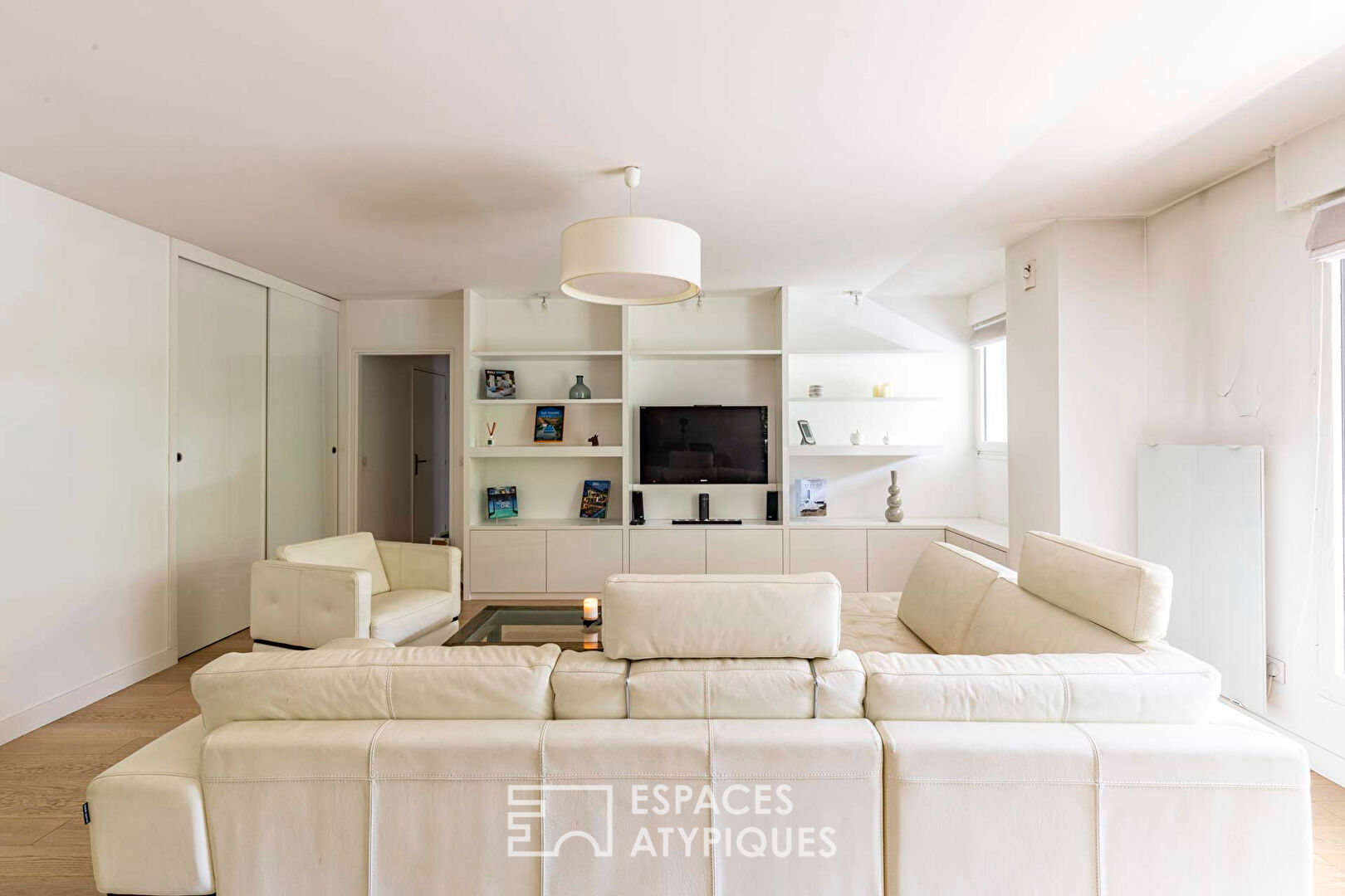 Photo Esprit contemporain rénové et réaménagé avec balcon-terrasse et loggia image 4/6