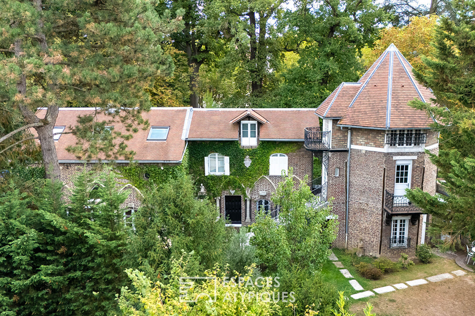 Bâtisse du XIXème style longère entièrement rénovée et sa tourelle