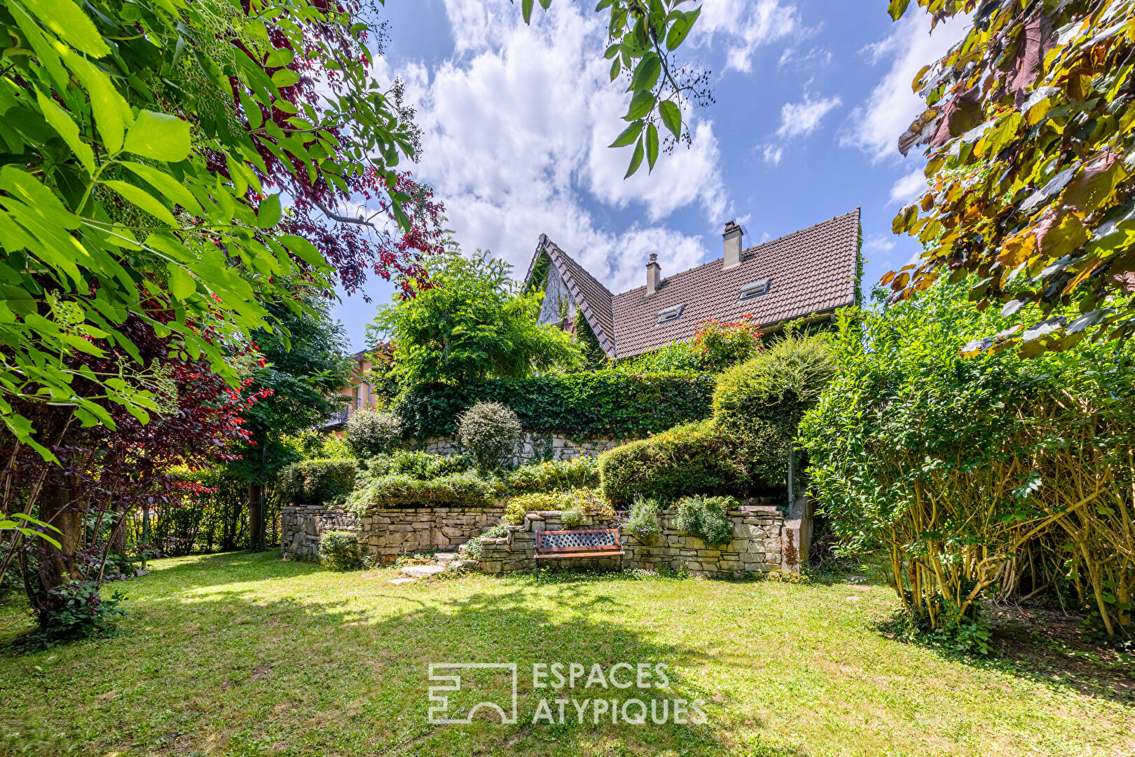 Photo Maison familiale avec terrasse et jardin bucolique au calme absolu image 2/6