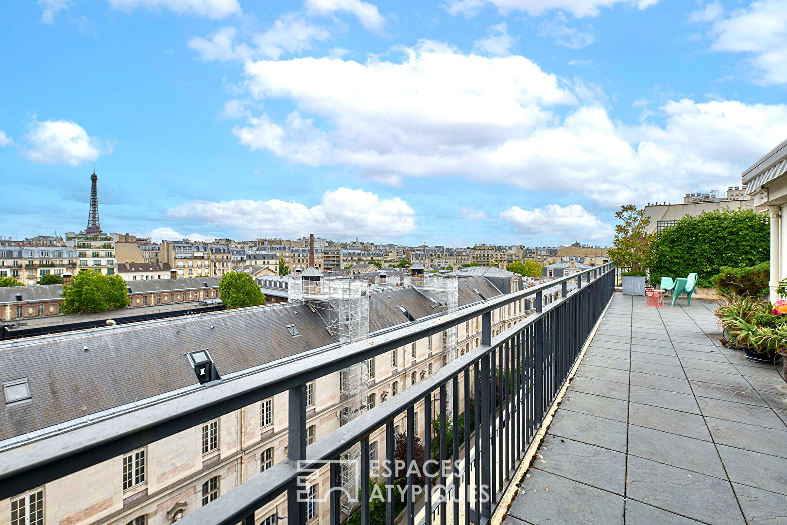 Photo Dernier étage avec terrasse plein ciel et vue Tour Eiffel - image 4/6