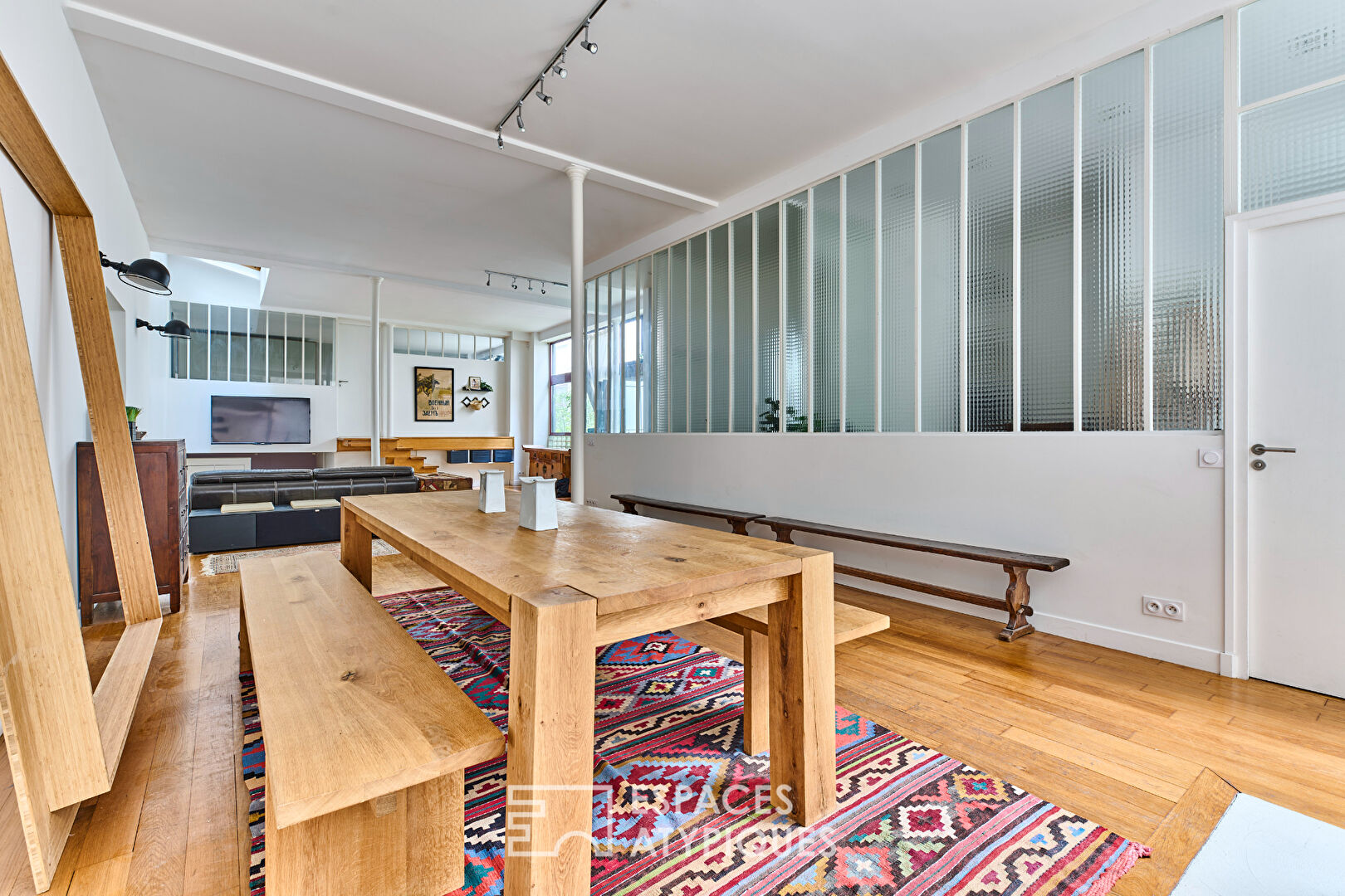 Ancien atelier transformé en loft de 150 m² au calme sur cour végétalisée