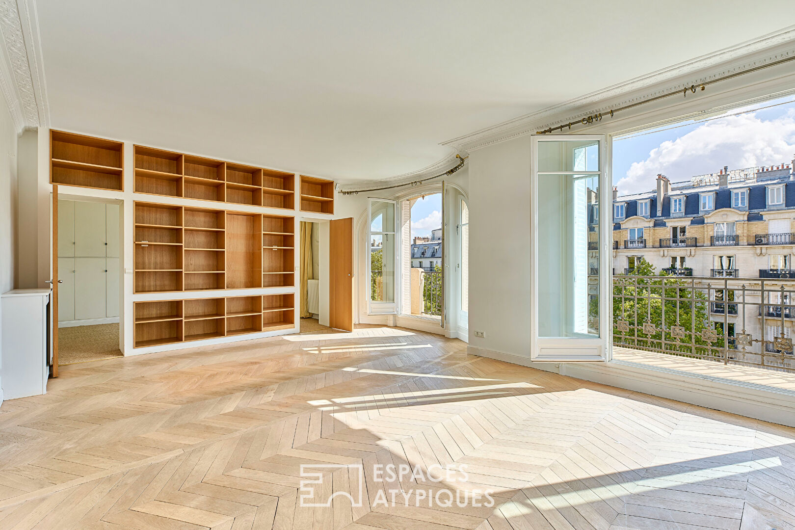 Photo Haussmannien traversant en étage élevé avec balcons et vue proche Village d'Auteuil image 2/6
