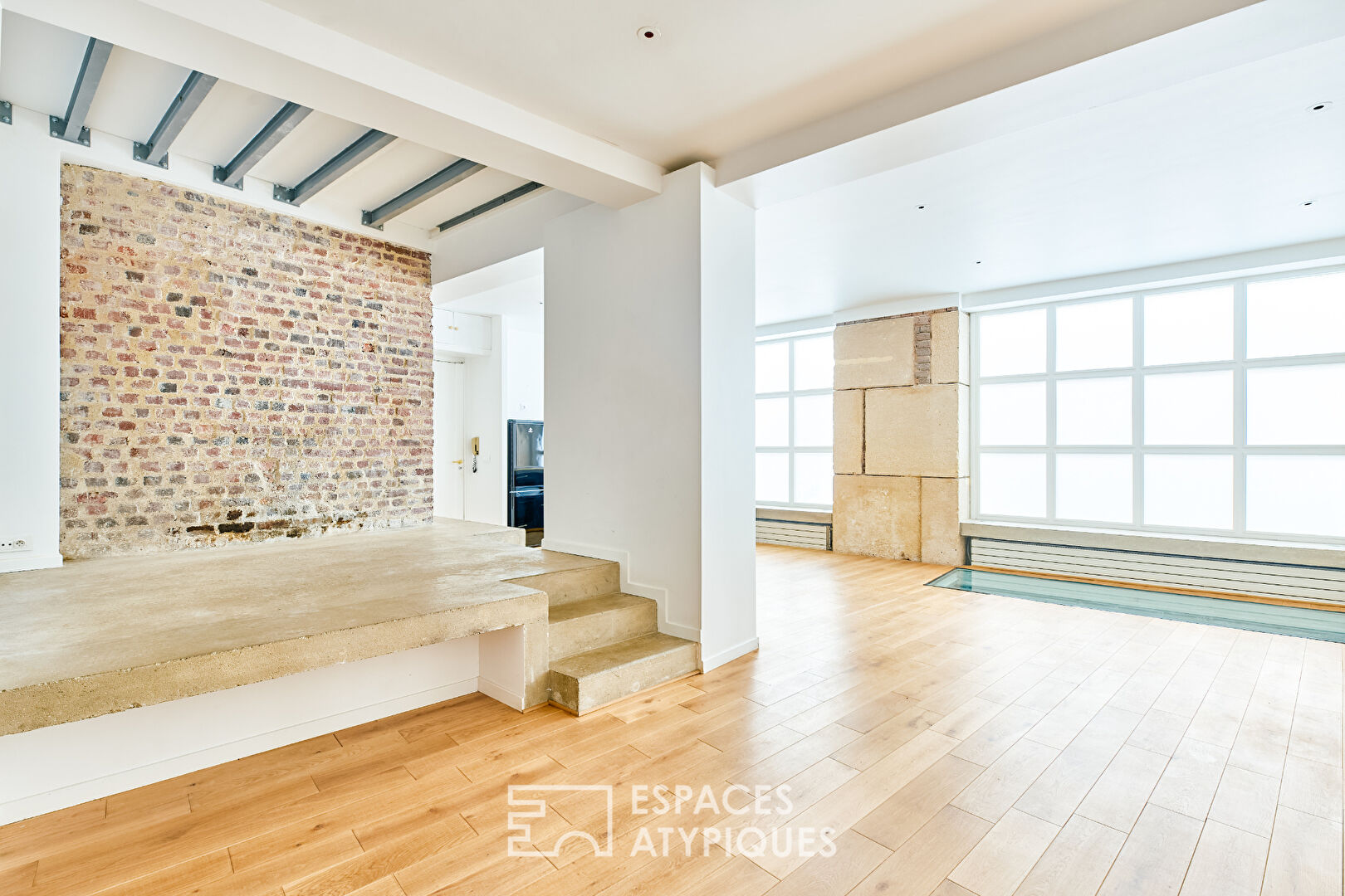 Ancien studio photo transformé en triplex à Marcadet - Poissonniers