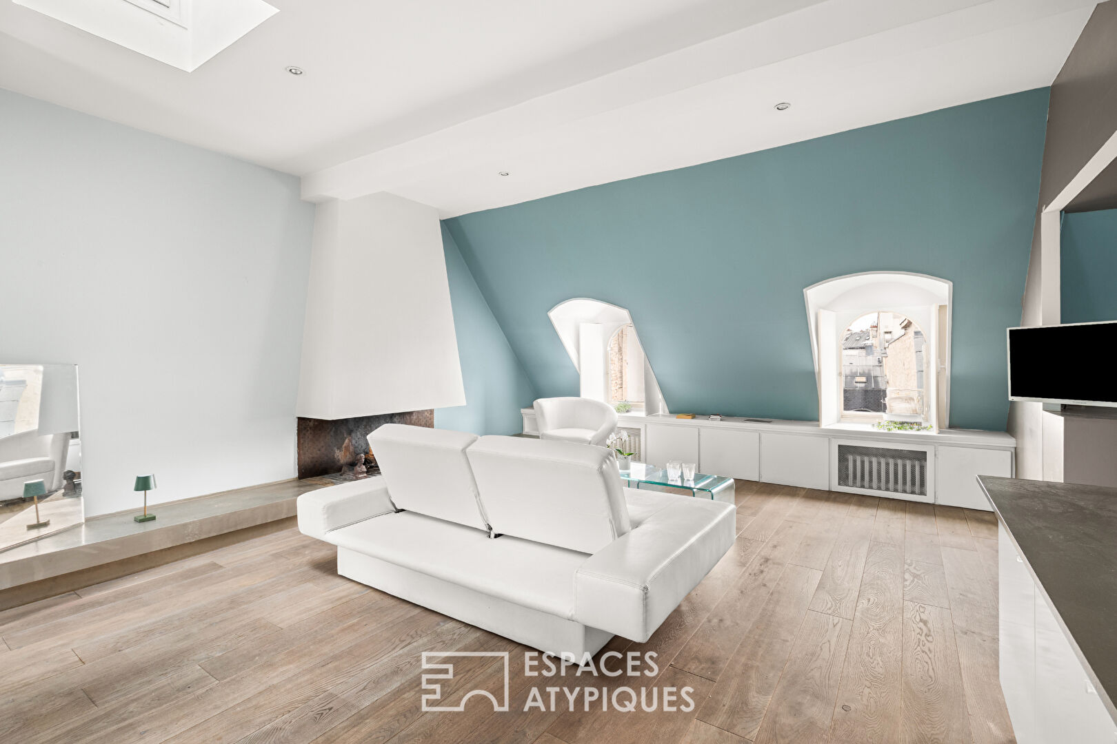 Photo Dernier étage lumineux avec vue sur les toits de Paris image 2/6