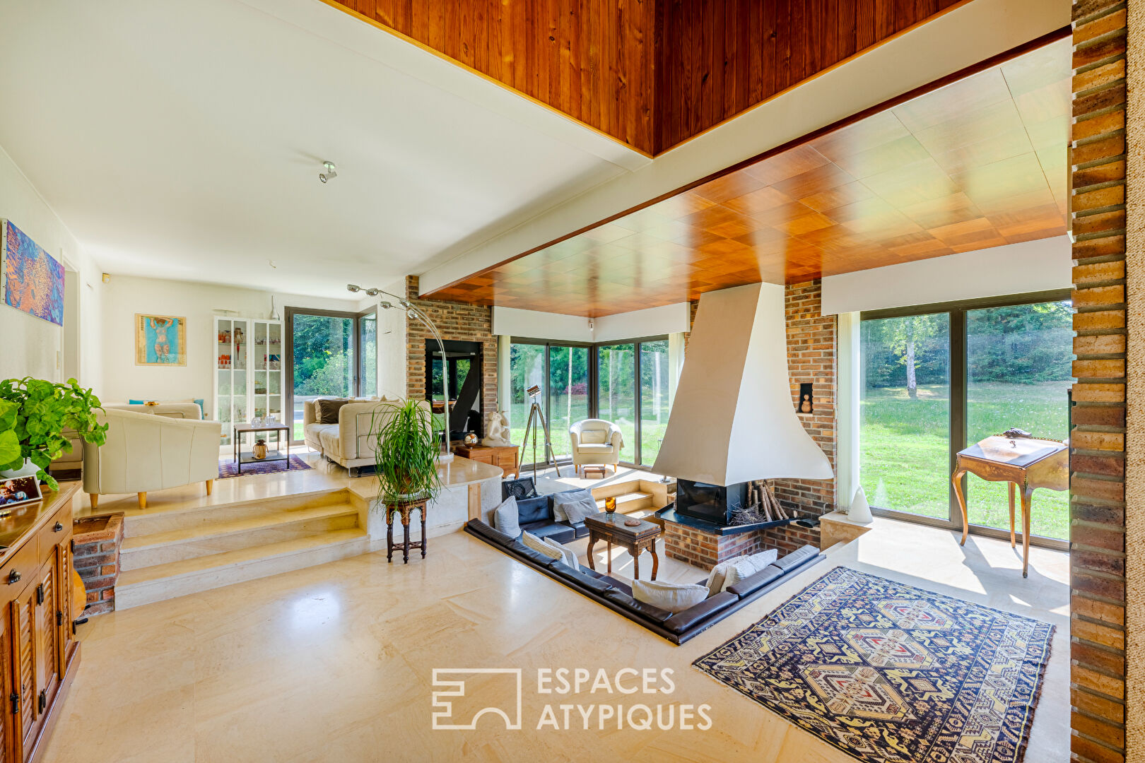 Photo Maison d'architecte 70's avec piscine et tennis, dans un magnifique écrin de verdure image 3/6