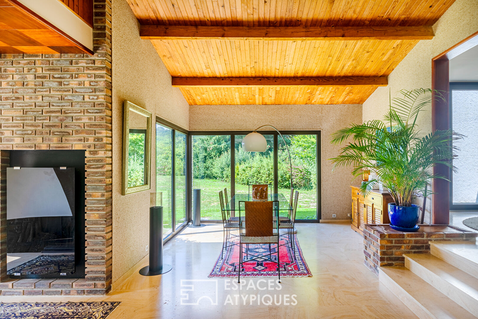 Photo Maison d'architecte 70's avec piscine et tennis, dans un magnifique écrin de verdure image 4/6