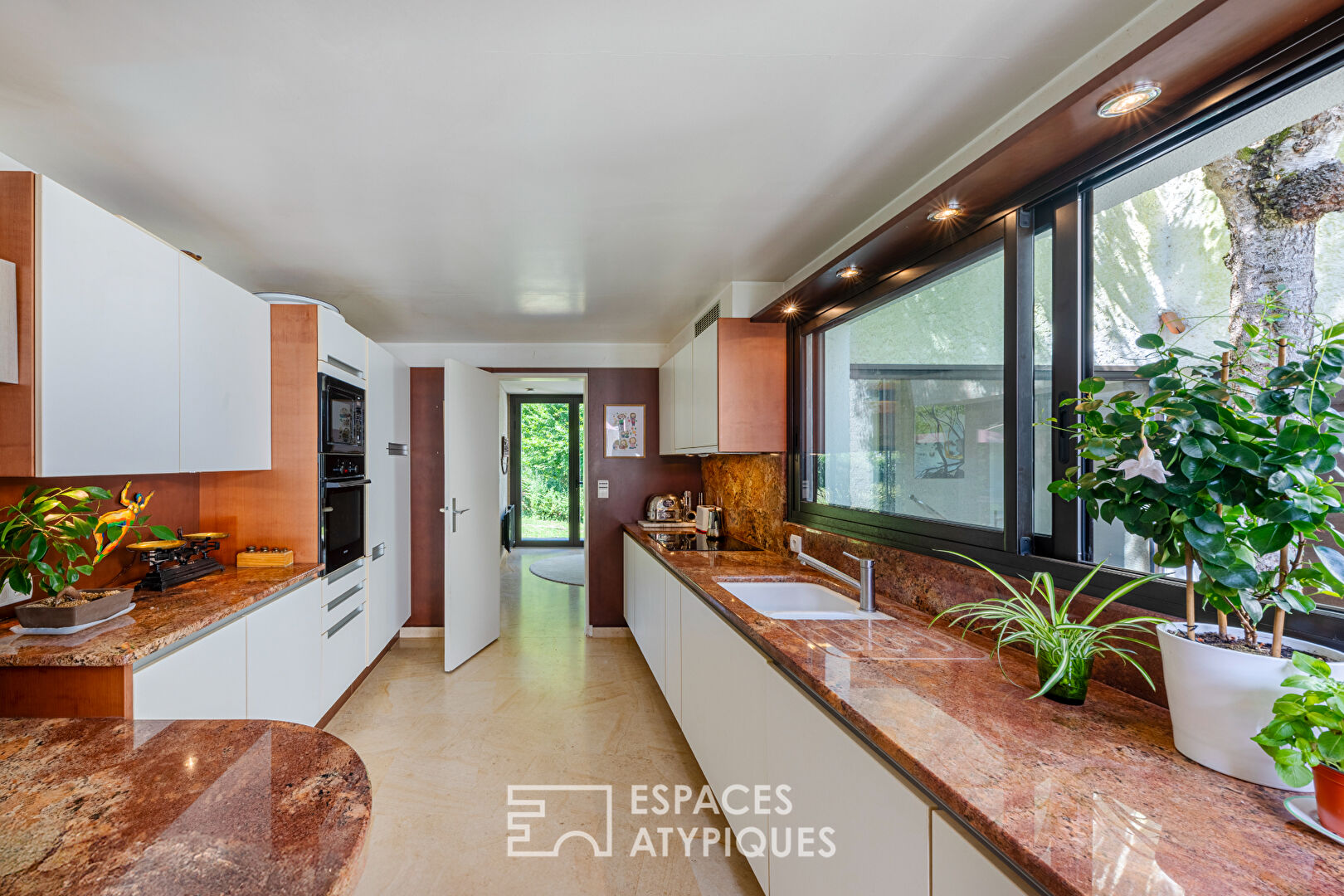 Photo Maison d'architecte 70's avec piscine et tennis, dans un magnifique écrin de verdure image 5/6