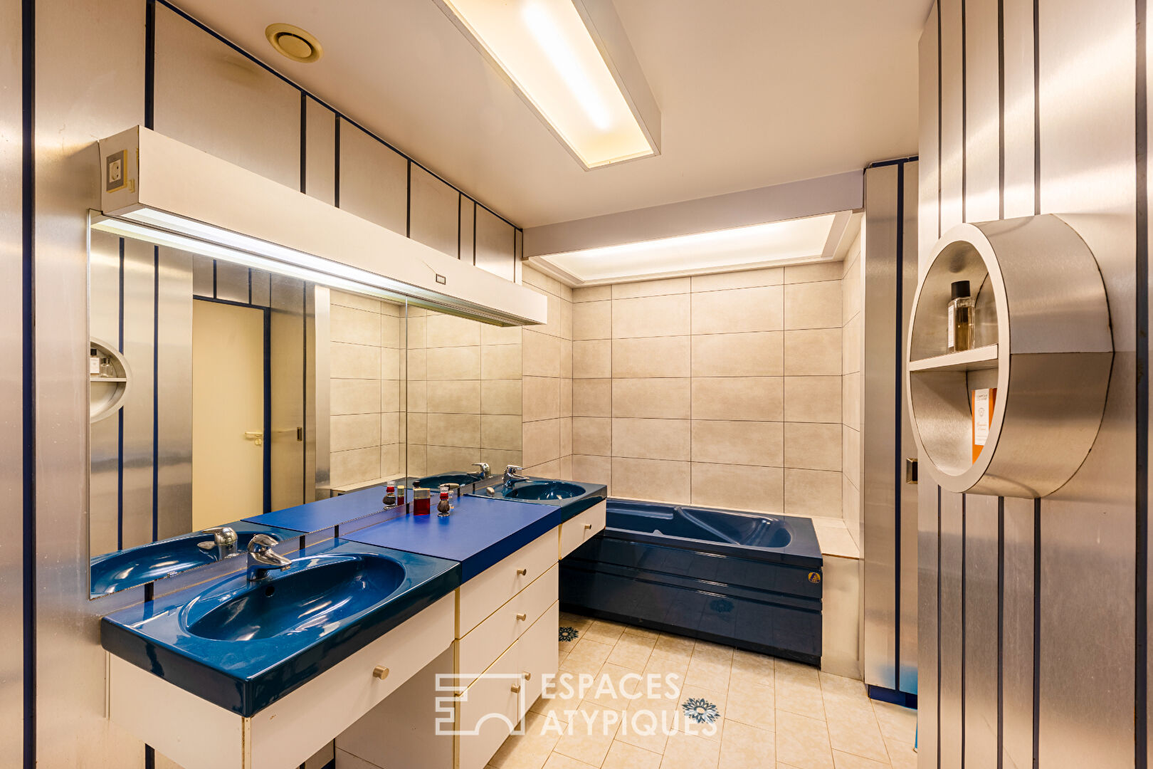 Photo Maison d'architecte 70's avec piscine et tennis, dans un magnifique écrin de verdure image 6/6