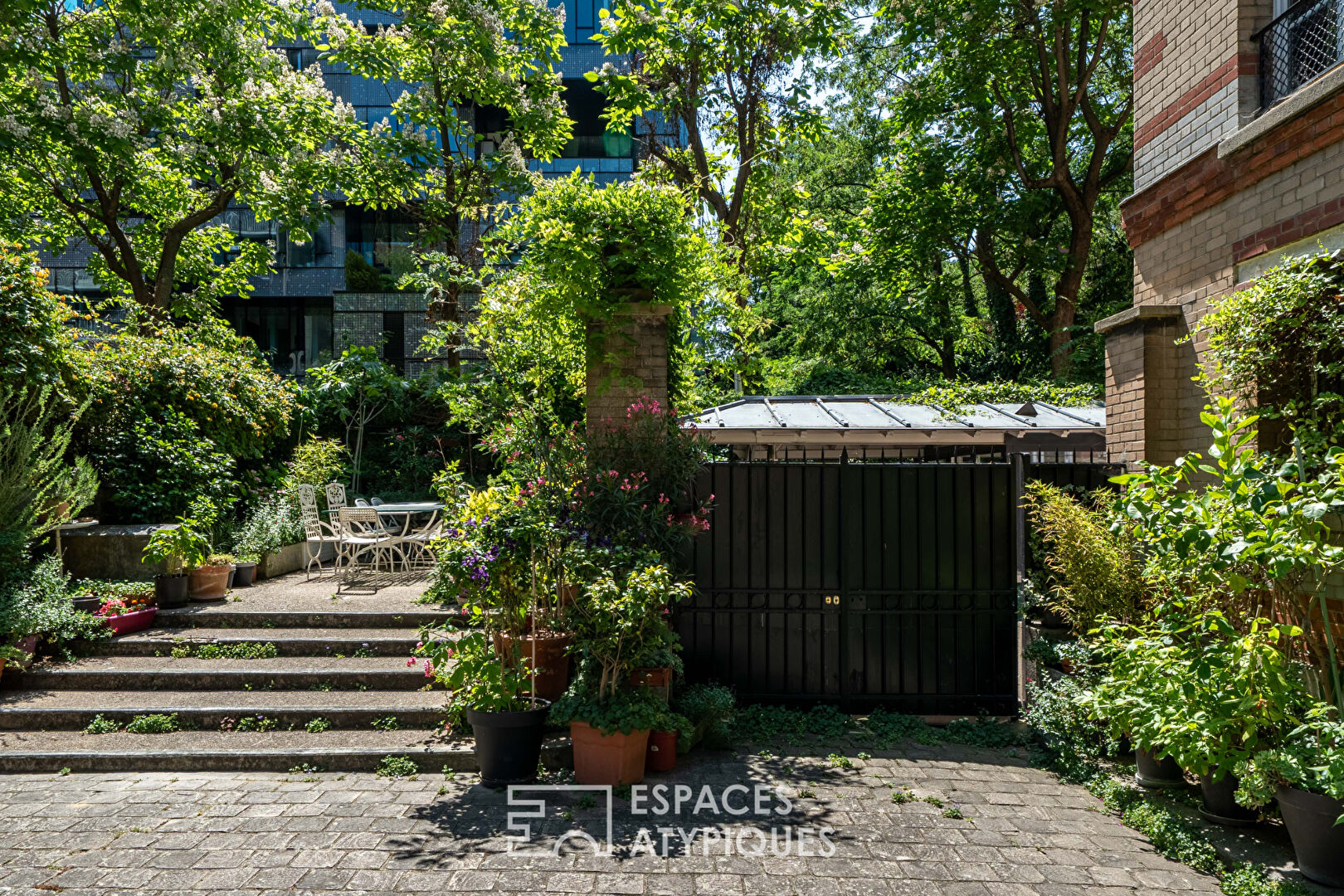 Rez-de-jardin avec terrasses et véranda, rue de la Colonie