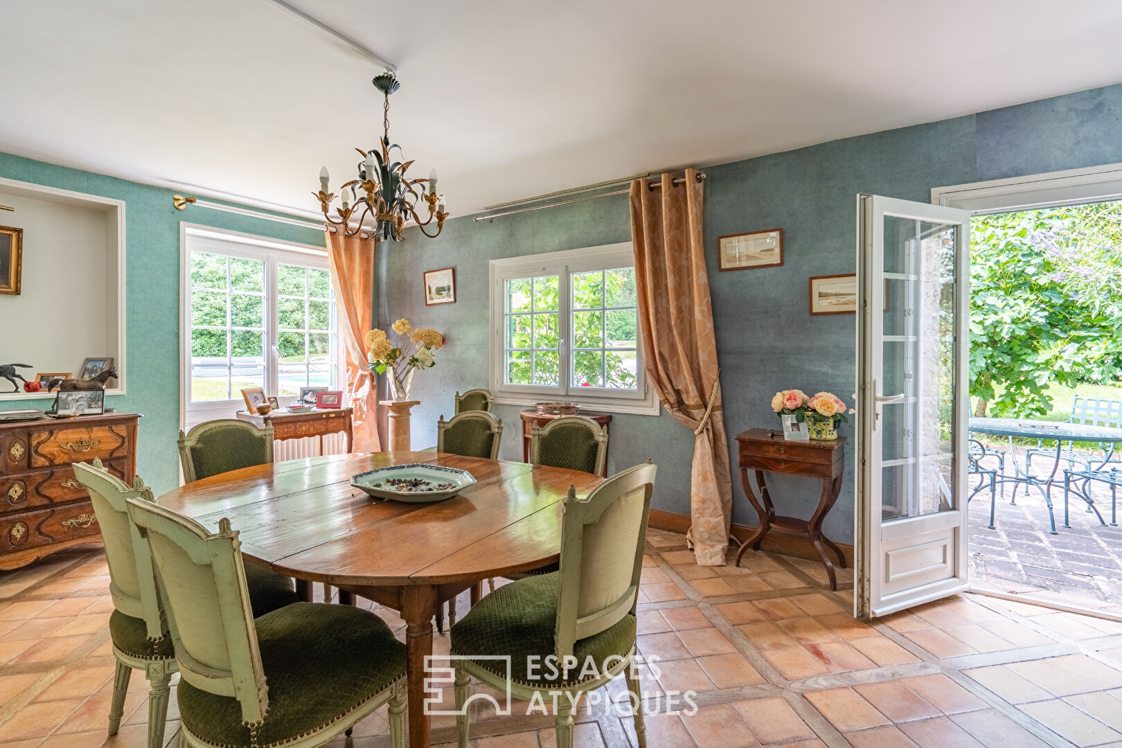 Photo Magnifique propriété avec piscine et installations équestres à Poigny-la-Forêt image 4/6