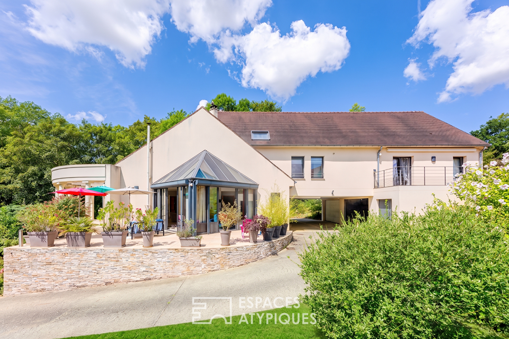 Maison contemporaine aux volumes spectaculaires sous verrières à Oinville-sur-Montcient
