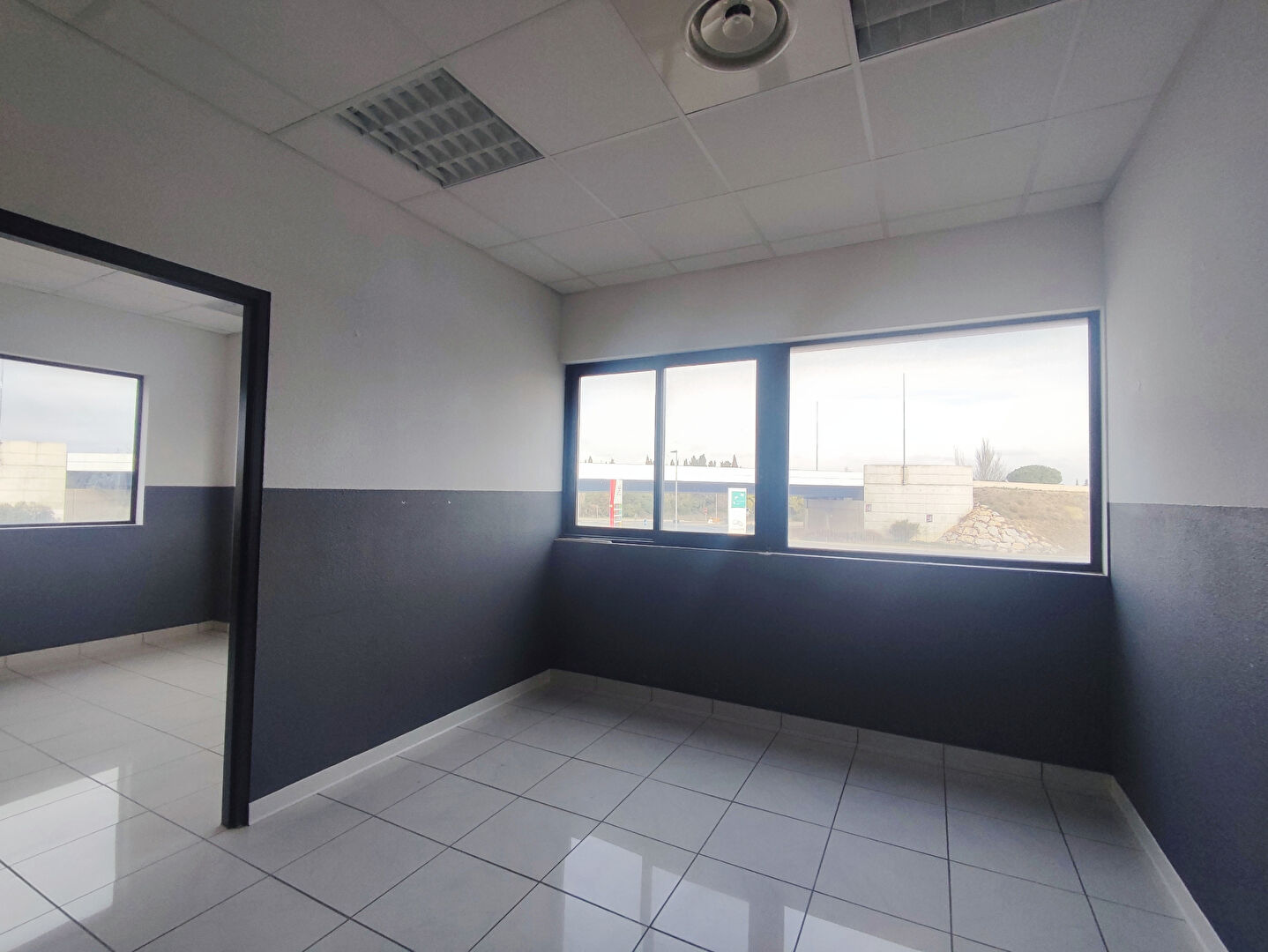 Photo Local Professionnel/bureau - Canohes 314 m2 image 2/5