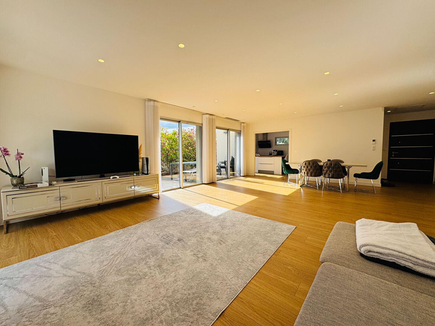 Photo Maison contemporaine toit terrasse, 4 suites, Jardin arboré avec piscine image 2/6