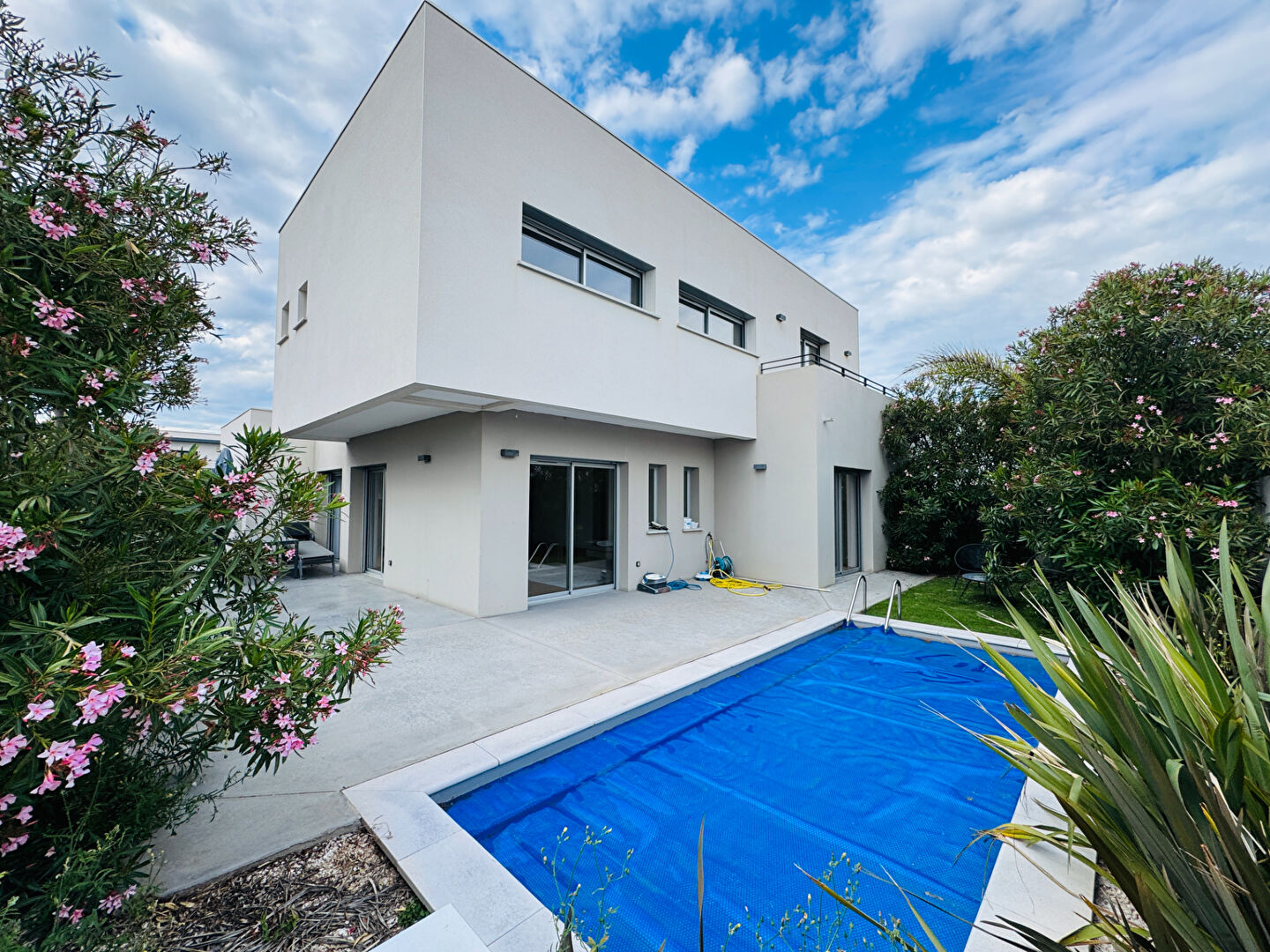 Photo Maison contemporaine toit terrasse, 4 suites, Jardin arboré avec piscine image 3/6