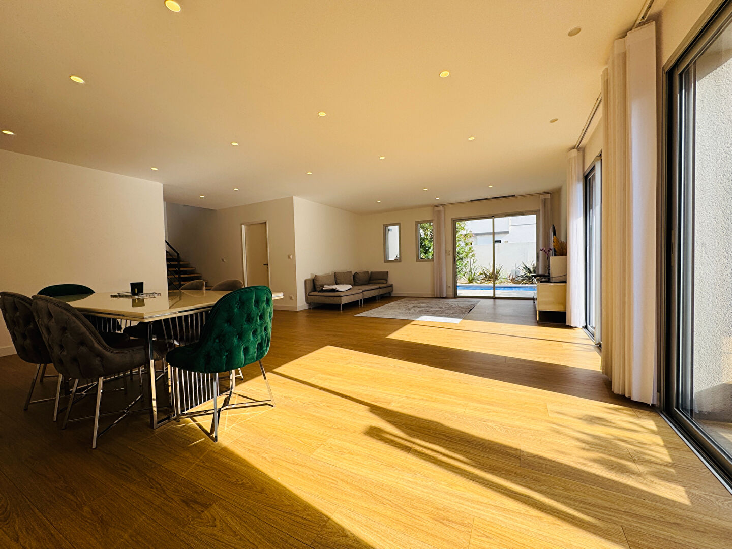 Photo Maison contemporaine toit terrasse, 4 suites, Jardin arboré avec piscine image 4/6