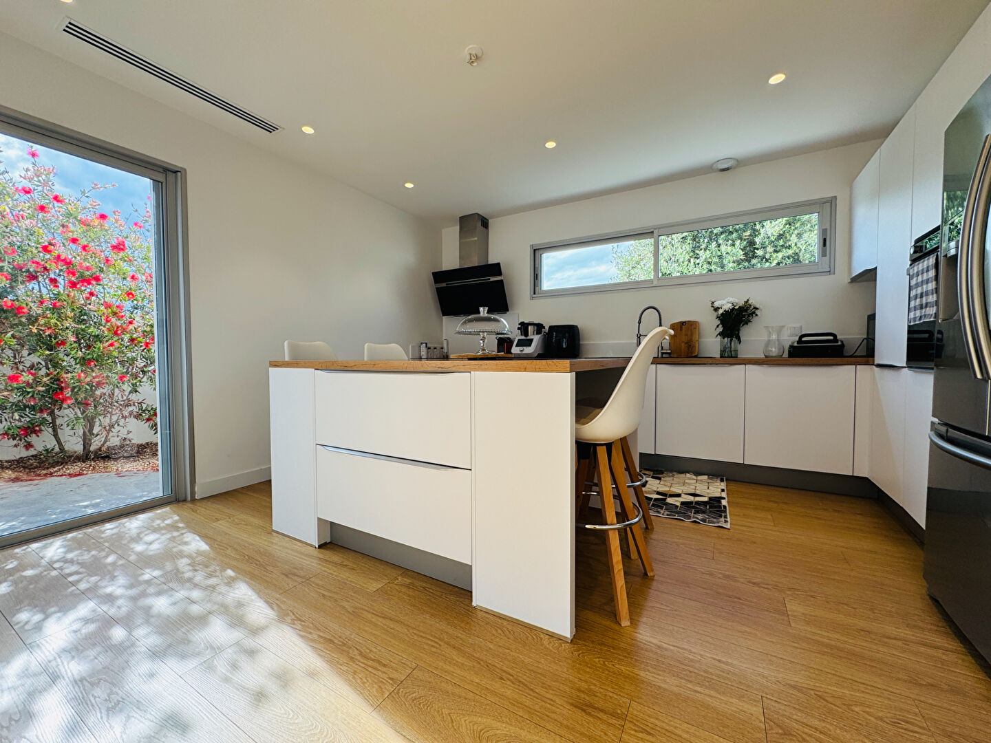 Photo Maison contemporaine toit terrasse, 4 suites, Jardin arboré avec piscine image 5/6