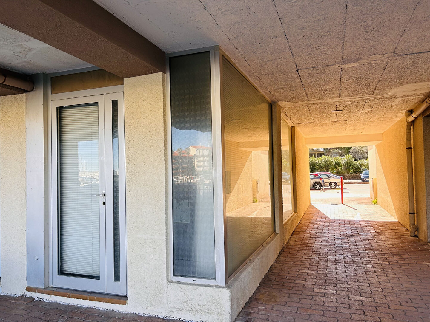 Photo EXCLUSIVITE ! BOX + LOCAL image 2/6